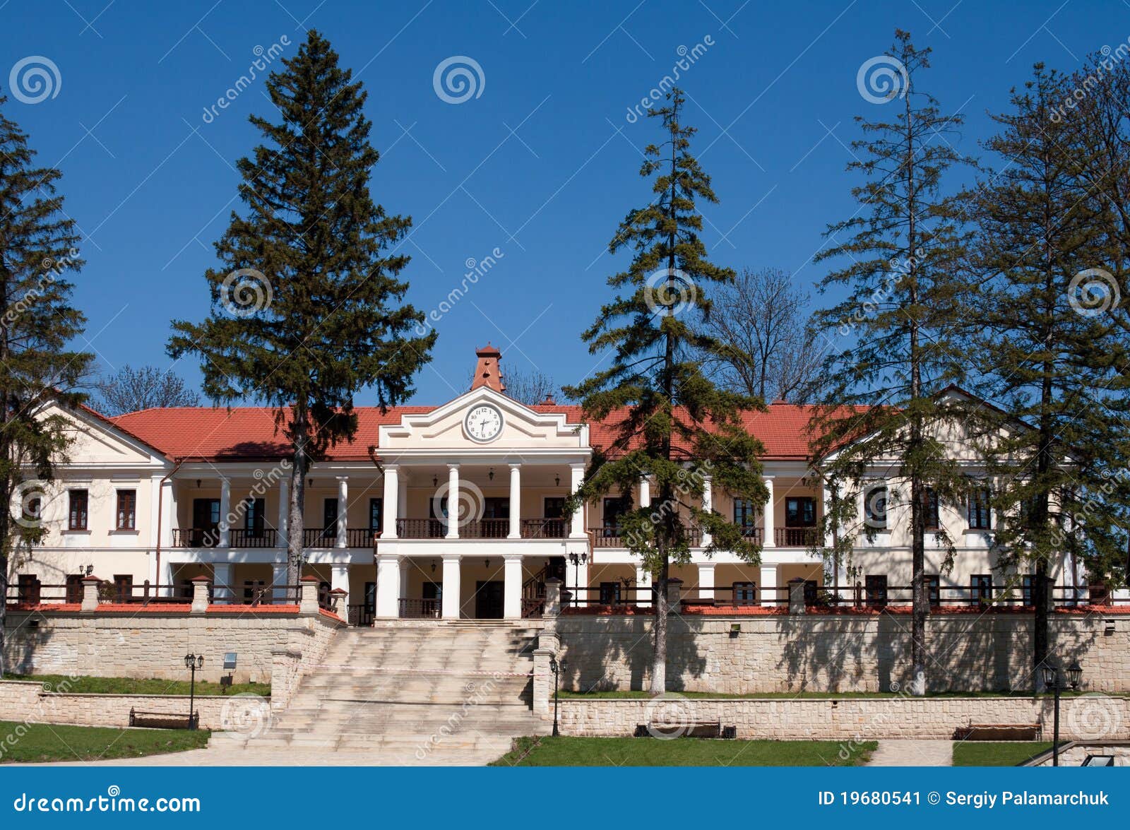 Het klooster van Capriana, hoofdgebouw. Klooster Capriana in Moldova over blauwe hemel. Klooster van CÄpriana wordt gevestigd 40 km-noordwesten van ChiÅinÄu, in een heuvelig land riep eens Codrii LÄpuÅnei.