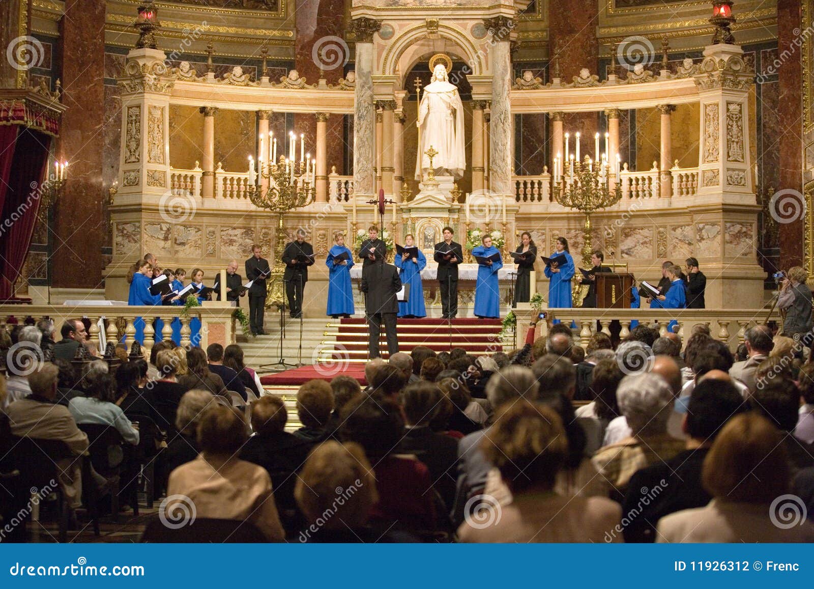 Het Koor Van Notre Dame De Paris Presteert in Boedapest Redactionele Fotografie Image of