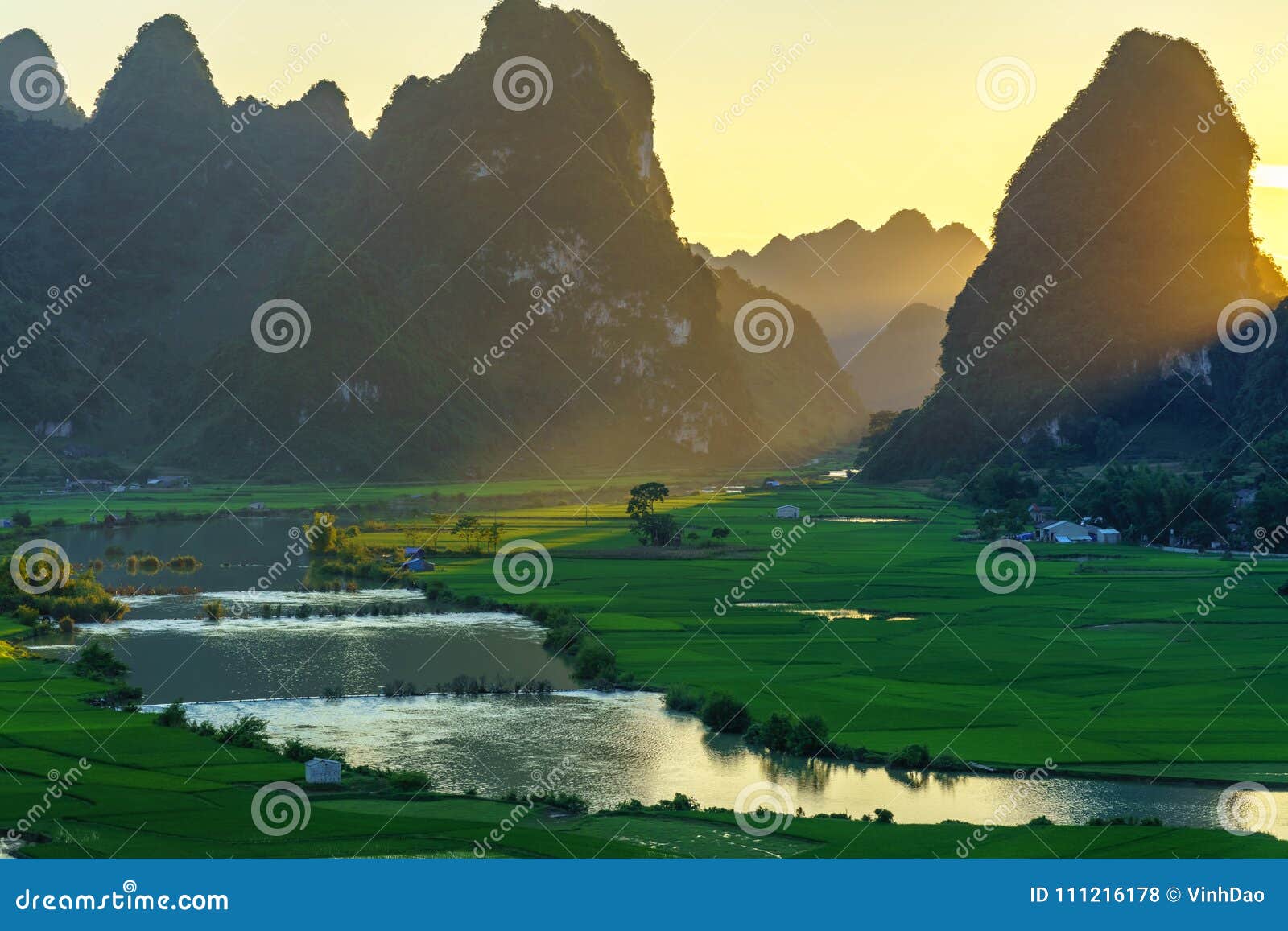 Het Landschap Van Vietnam Met Padieveld, Rivier, Berg En Lage Wolken in ...