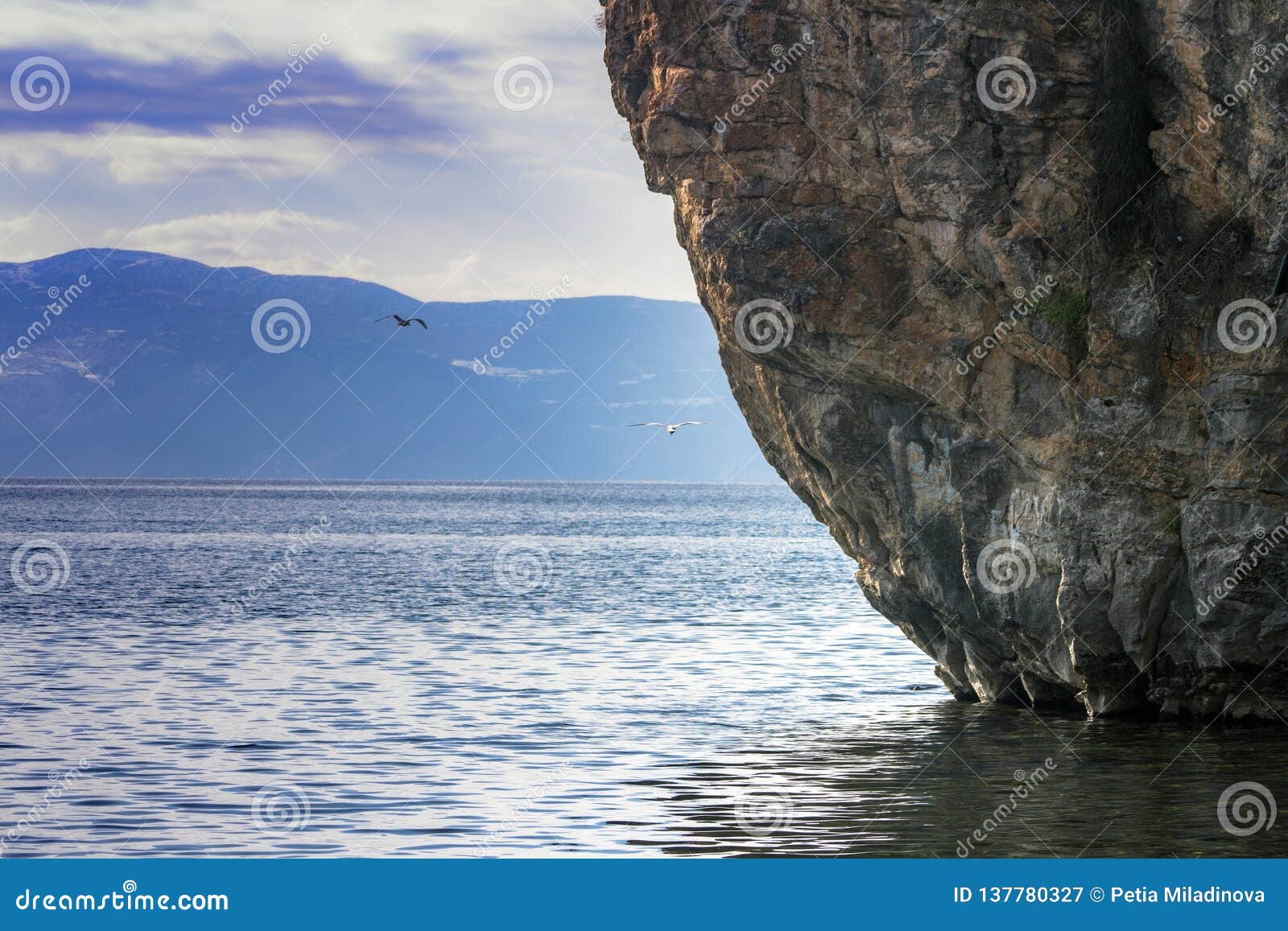 Het landschap werd van Meer Ohrid met de reuzerots waarop de Kerk van St John Baptist Canneo gebouwd macedonië. Het Ohridmeer wordt gevoed hoofdzakelijk met bronwater uit ondergronds en boven grondbronnen De meeste bovengrondse lentes worden gevestigd op de zuidelijke kust van het meer, in de Heilige Naum Monastery