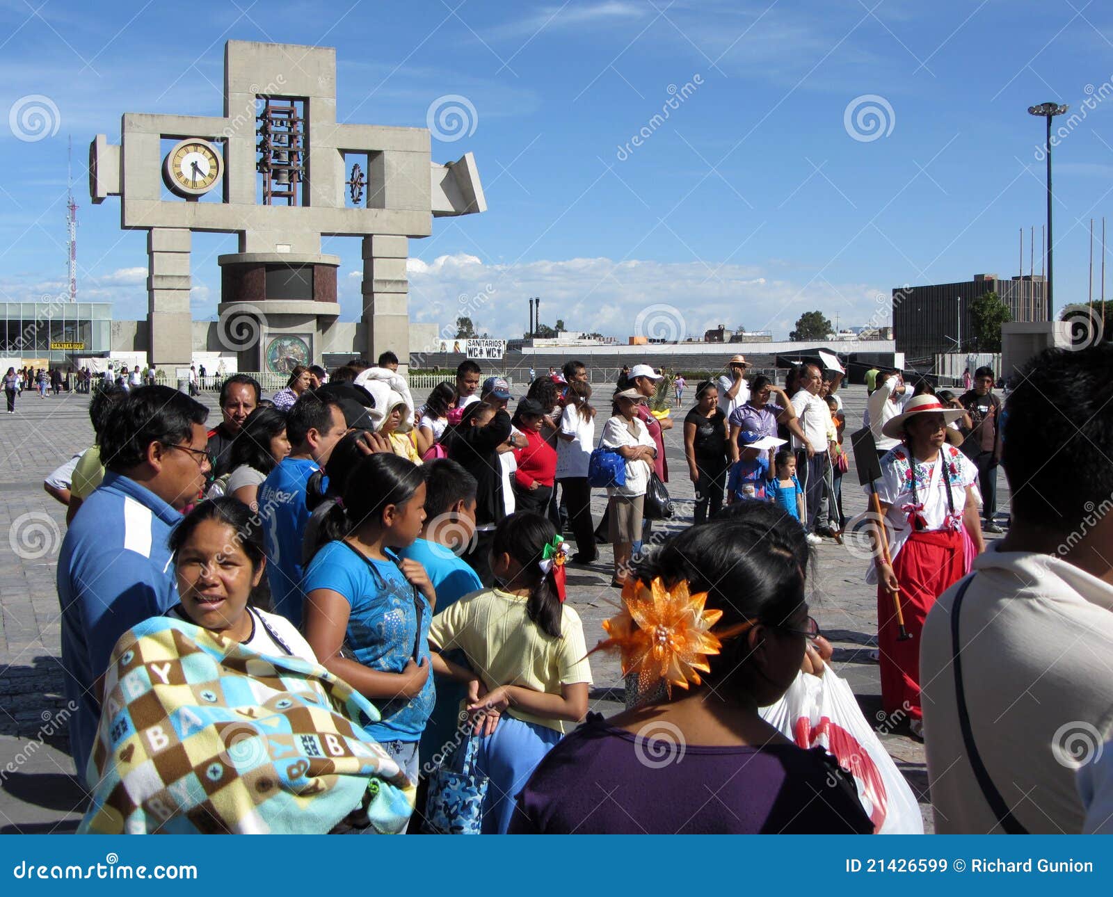 Het letten van de op Prestaties. Foto van menigte van mensen die op dansprestaties letten bij de Lavilla in Mexico-City op 9/18/11.