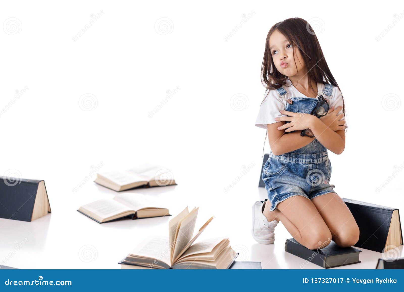 Gasvormig Pelgrim maaien Het Leuke Meisje Leest Een Boek Stock Afbeelding - Image of levensstijl,  leren: 137327017