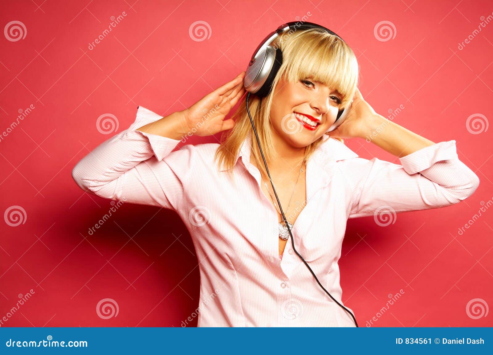 Het luisteren muziek 2. Jonge mooie gelukkige vrouwen het luisteren muziek in hoofdtelefoons