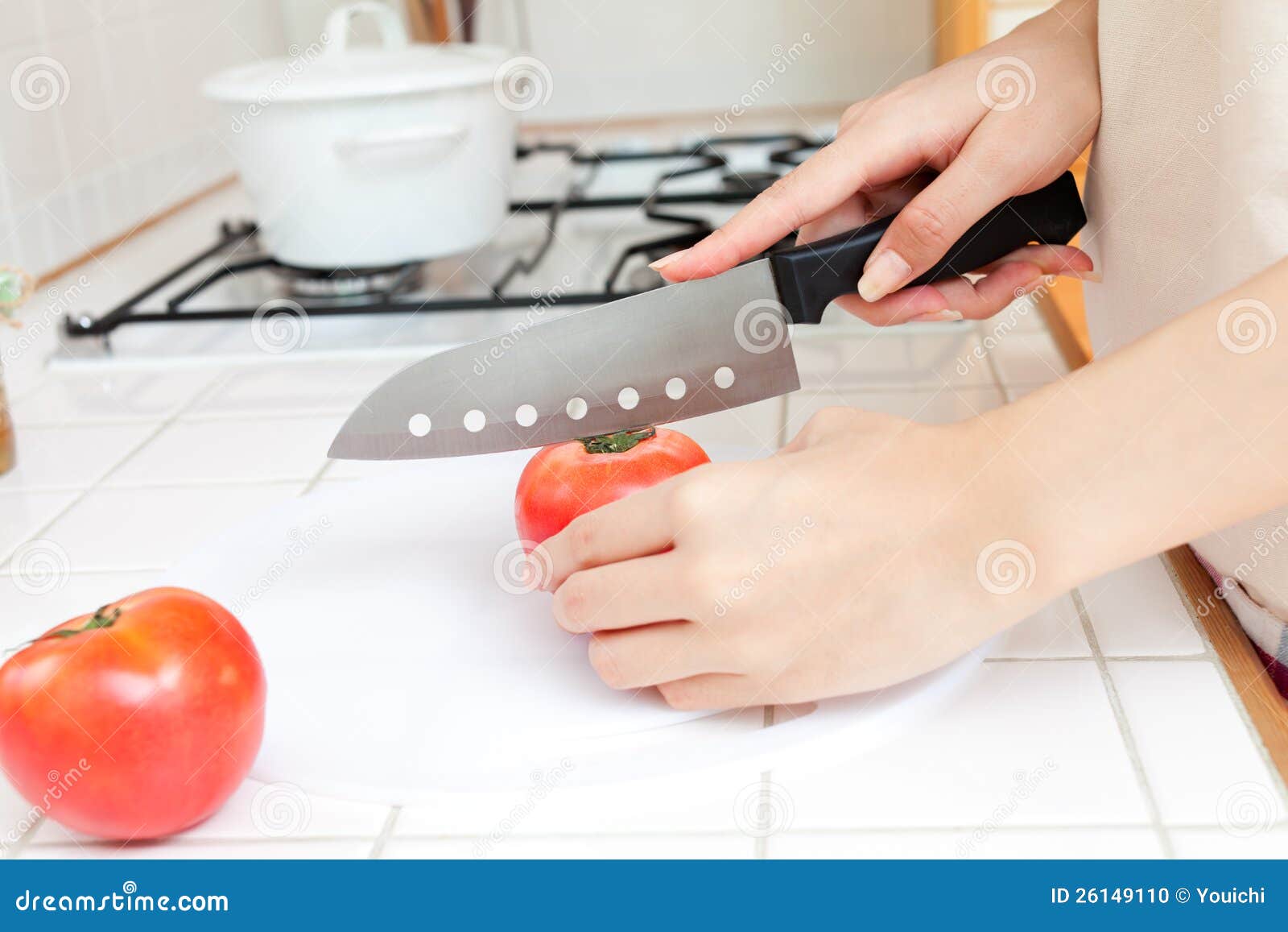 Het maken van salade. Mooie jonge vrouw die in keuken salade maakt