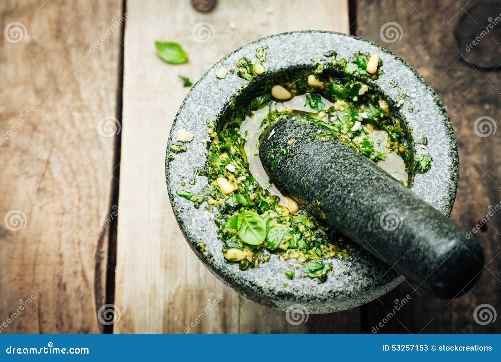 blaas gat Paine Gillic Handel Het Maken Van Verse Pesto in Mortier En Stamper Stock Afbeelding - Image of  koken, vers: 53257153