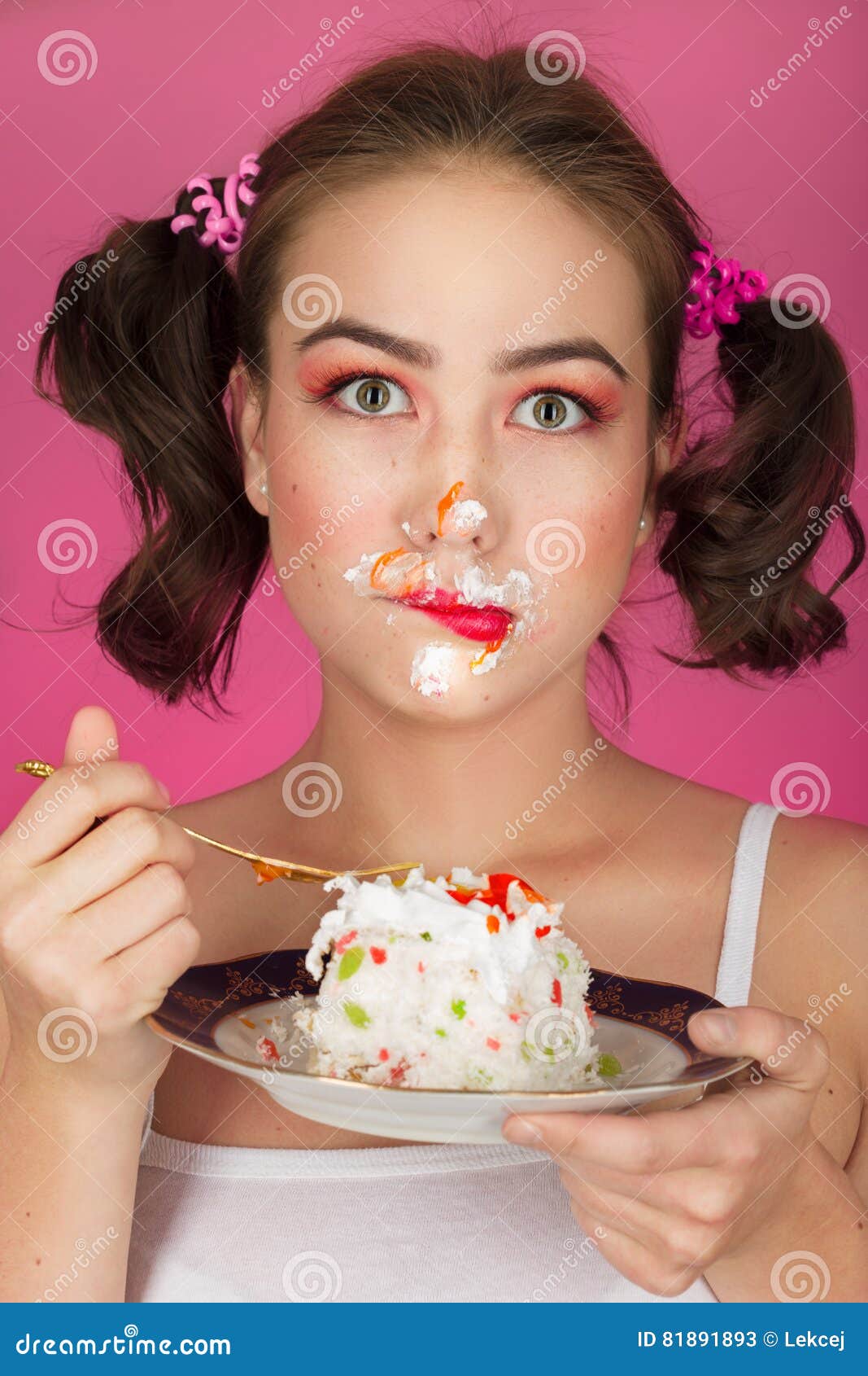 Девушка лицом в торт штырь. Торт для девушки. Девушка с пирожным. Девушка со сладостями. Фотосессия с тортом.
