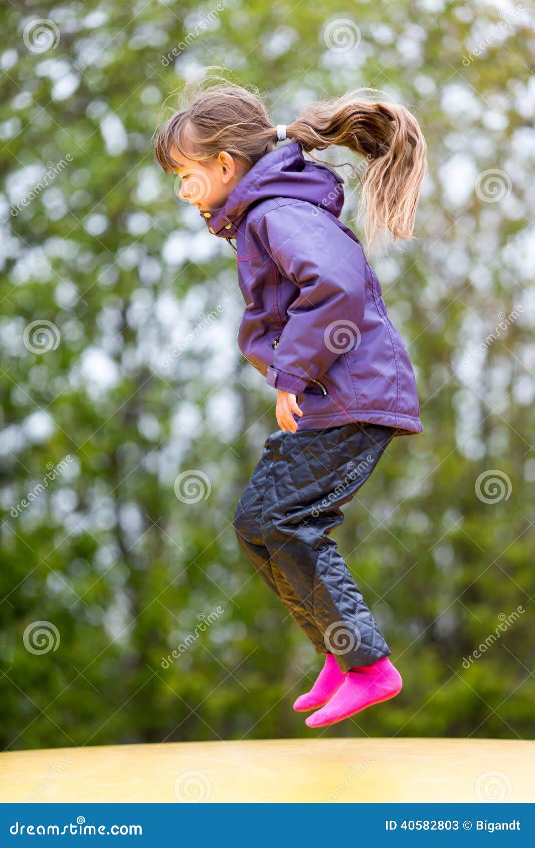 Het meisje van de sprong. Meisje op bouncykasteel De handelsmerken zijn verwijderd