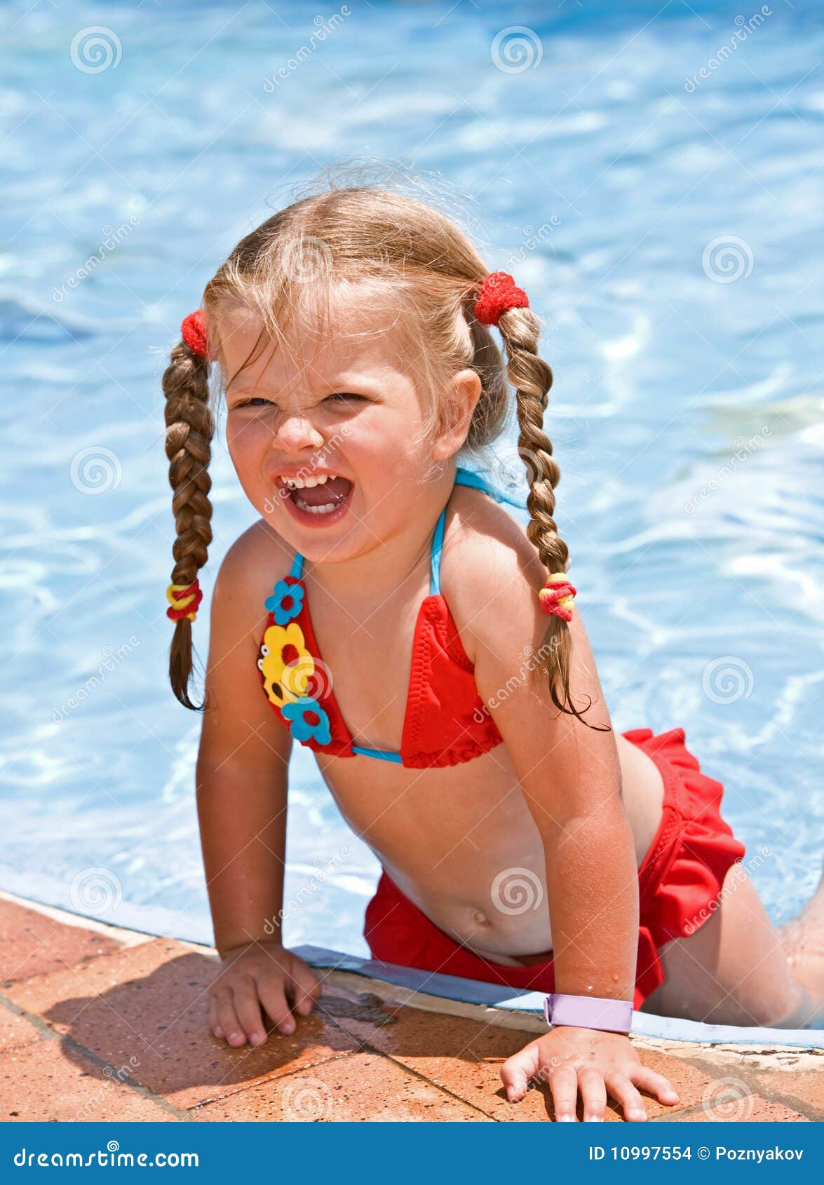 Het Meisje Van Het Kind in Rode Bikini Dichtbij Blauw Zwembad. Stock Foto - Image of lang: 10997554