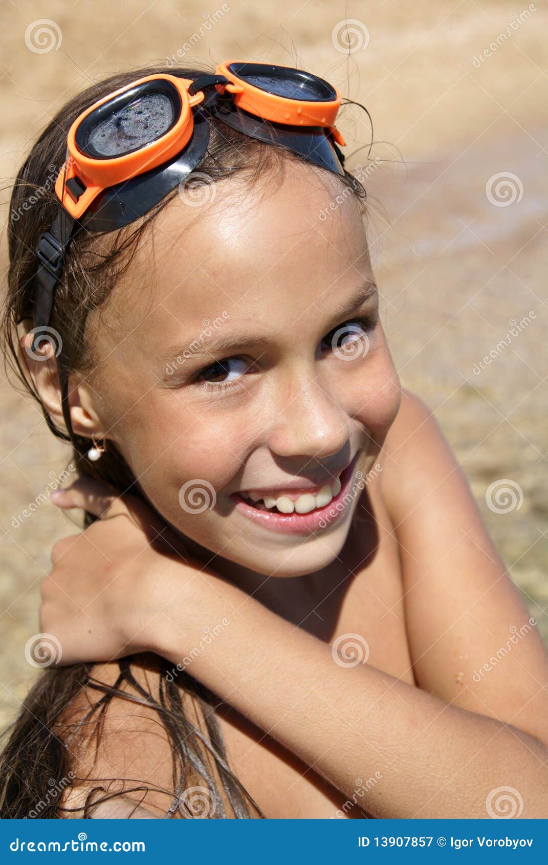 Het Meisje Van Preteen Op Overzees Strand Stock Afbeelding Image Of