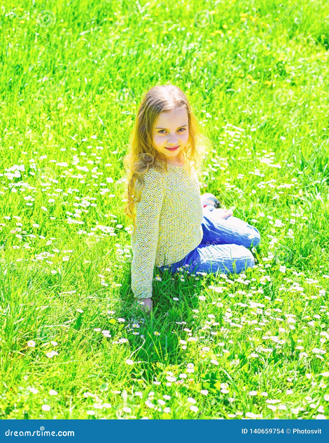 Het Meisje Zit Op Gras Bij Grassplot, Groene Achtergrond 