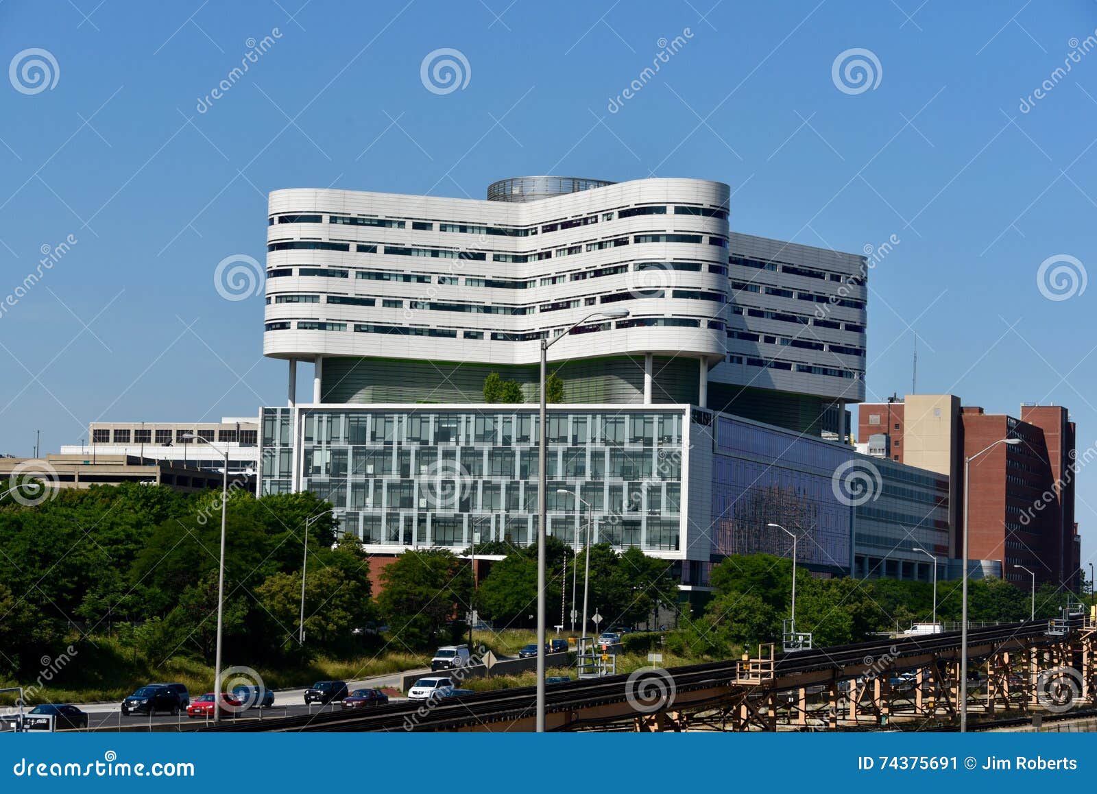 Het moderne ziekenhuis. Dit is een de Zomerbeeld van Spoed Universitair Medisch die Centrum op Westside van Chicago, Illinois wordt gevestigd De Vlinder gestalte gegeven structuur werd ontworpen door de architecten van Perkins & zal, ontworpen van binnenstebuiten met overleg met artsen en verpleegsters, en werd werd geopend in Januari 2012 Dit beeld werd genomen op 14 Juli, 2016