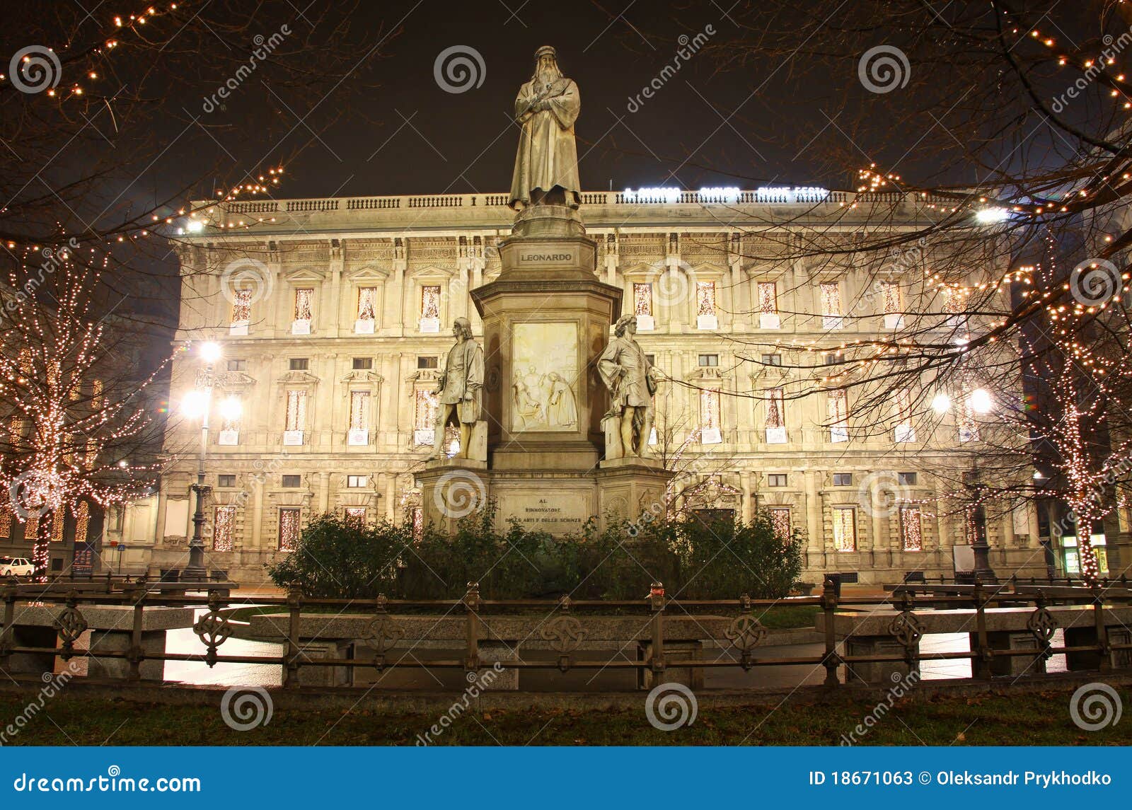 Het monument van Leonardo in Milaan, Italië. Het monument van Leonardo op Piazza Della Scala bij nacht. Milaan, Italië