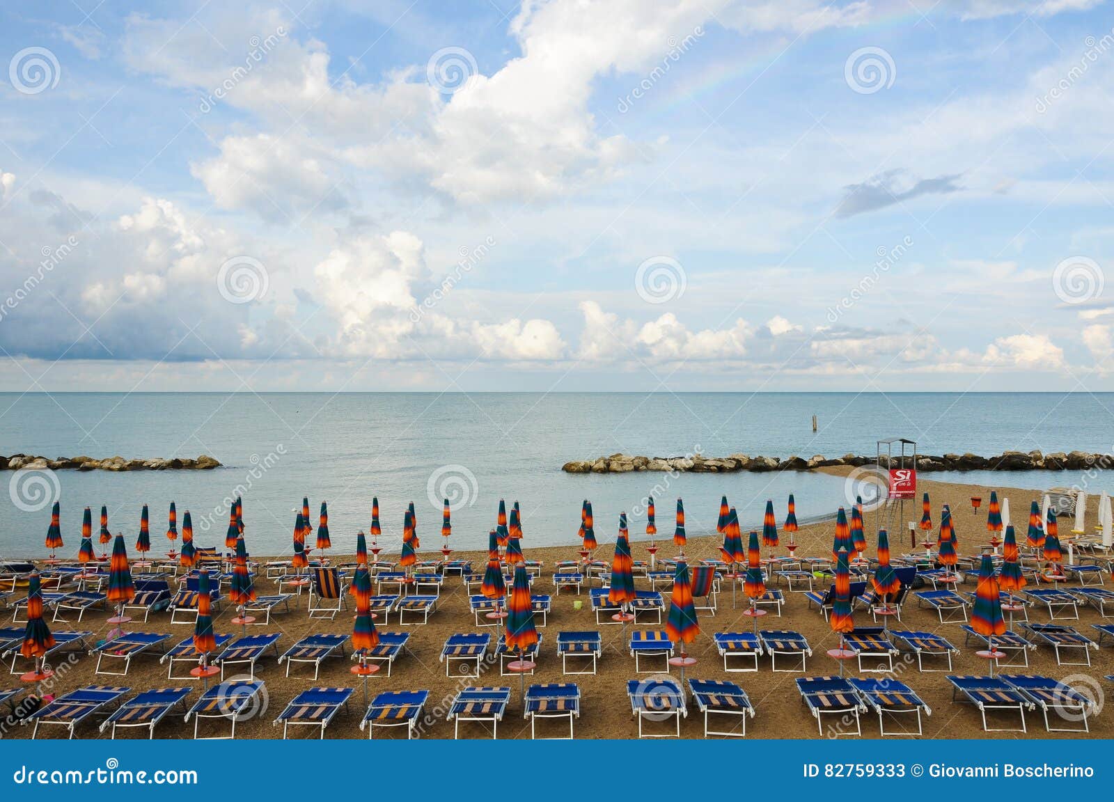 Het mooie die strand langs de kust van Conero in wordt gevestigd brengt in de war. 27 juli 2014 het conero-Italië-mooie die strand langs de kust van Conero in Marche, Italië wordt gevestigd