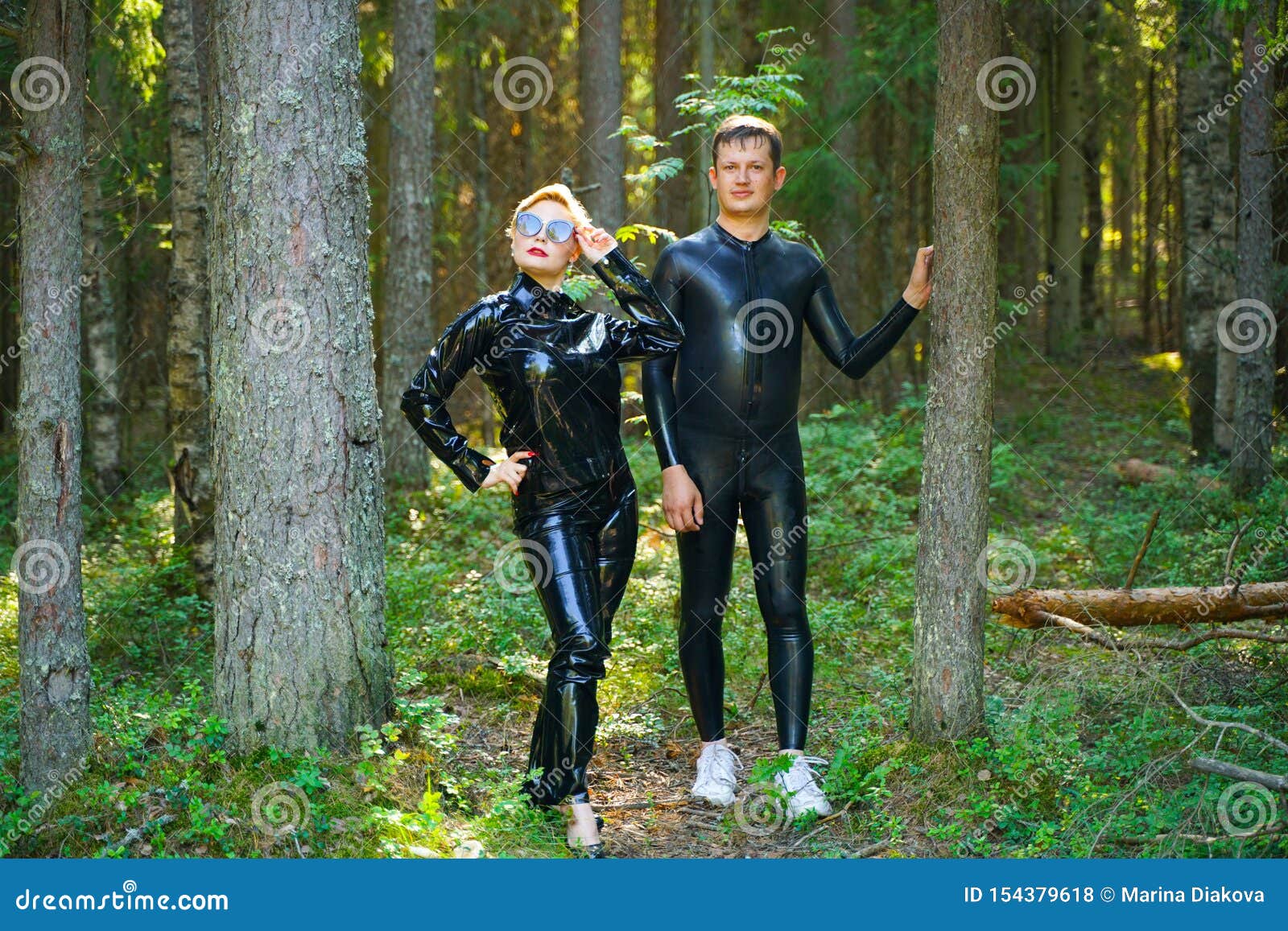 ziel Dakloos mannelijk Het Mooie Het Houden Van Paar Stellen in Latex Rubberkostuums Stock Foto -  Image of minnaars, aantrekkelijk: 154379618