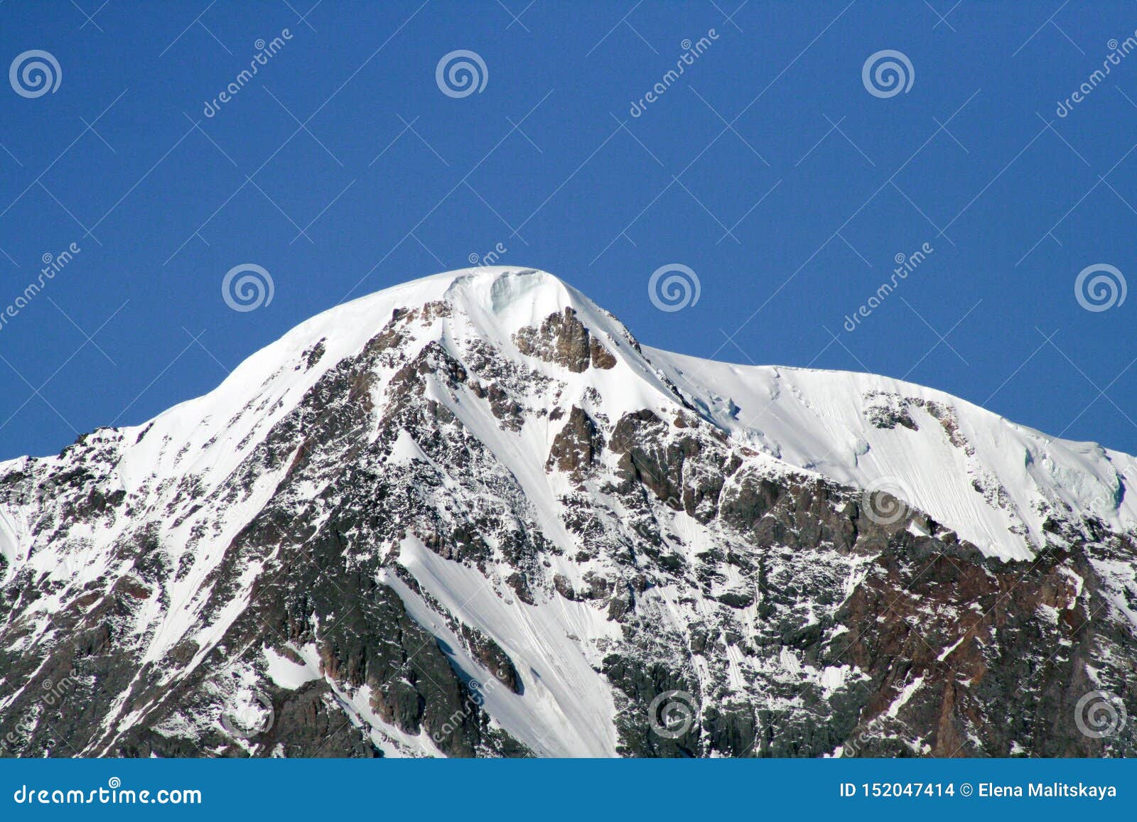 Het mooie Landschap van de Berg Het letten op van de vrouw sneeuw behandelde bergen altai