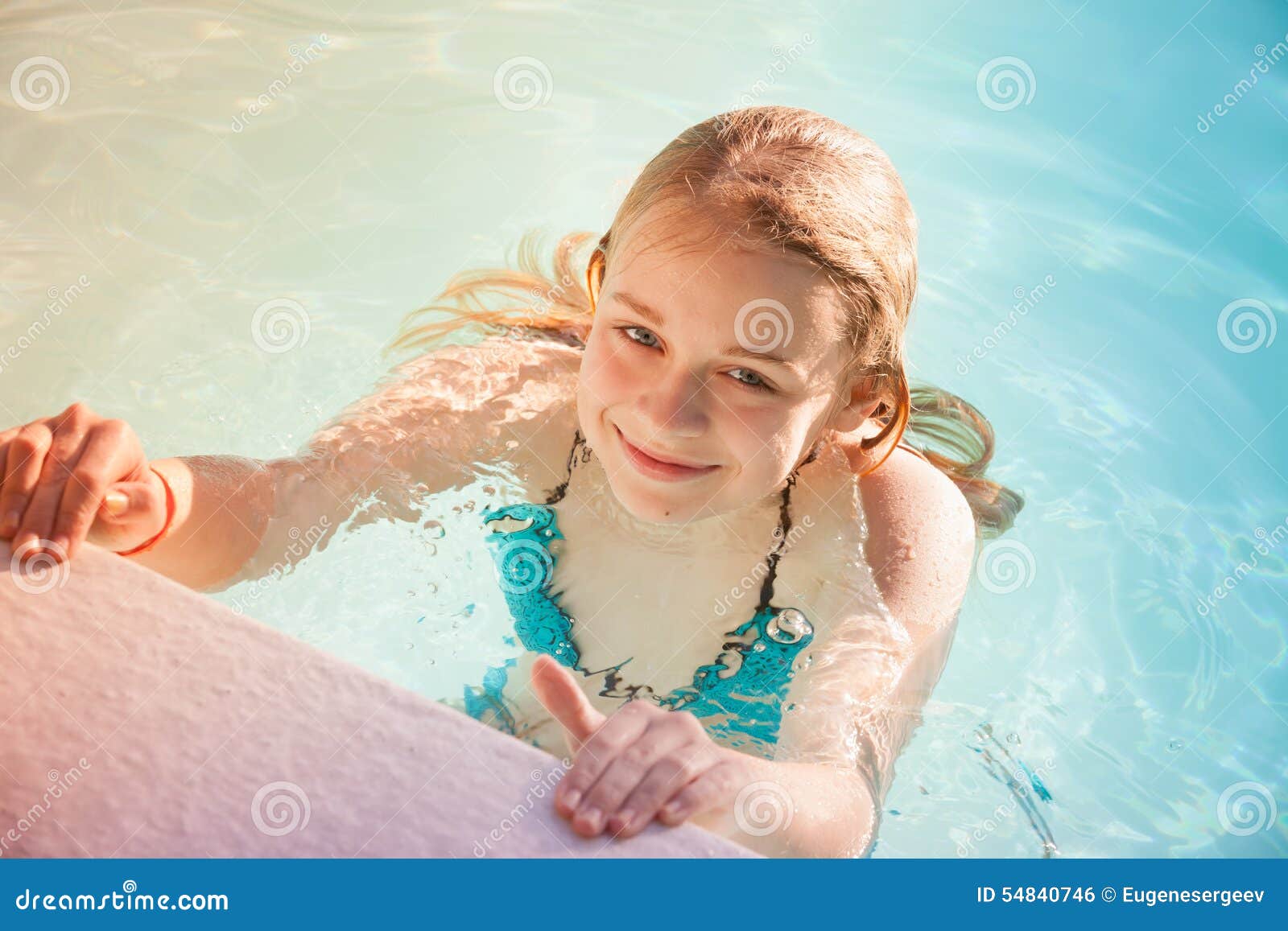 Het Mooie Tiener Blonde Meisje Zwemt In Pool Stock Foto Image Of