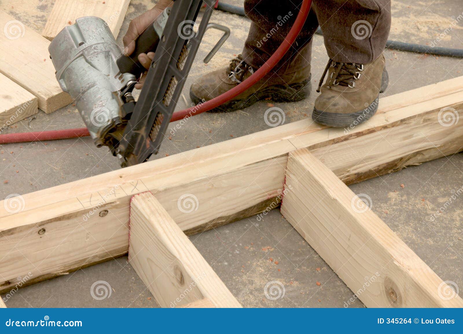Het nagelen nagels stock foto. Afbeelding bestaande uit hamer - 345264