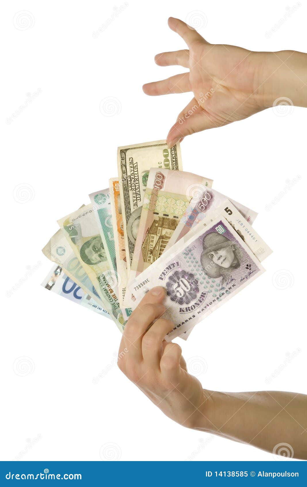 Het nemen van 100 dollars van verschillende munten. Een persoon die wat geld van de V.S. van een handvol verschillende munten uitkiest.