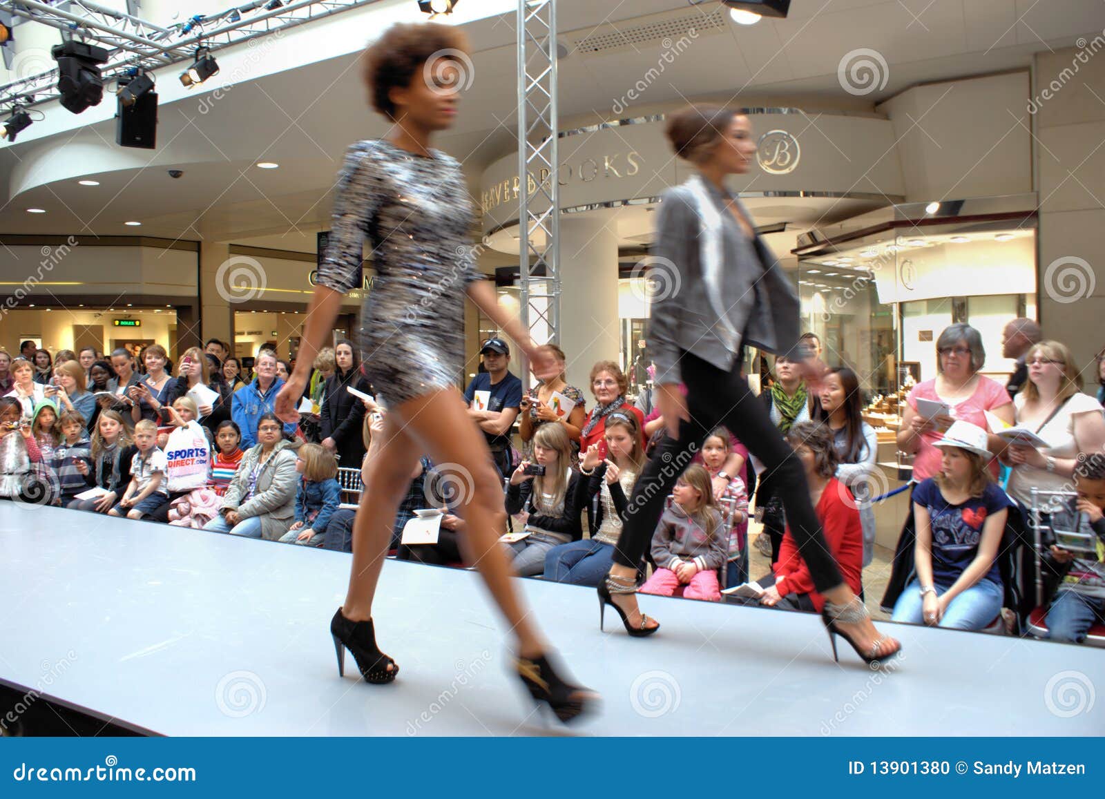 Het onduidelijke beeld van de manier. De Modeshow van het de stijlweekend van de lente bij het Orakel in Lezing het UK - 16 April 2010