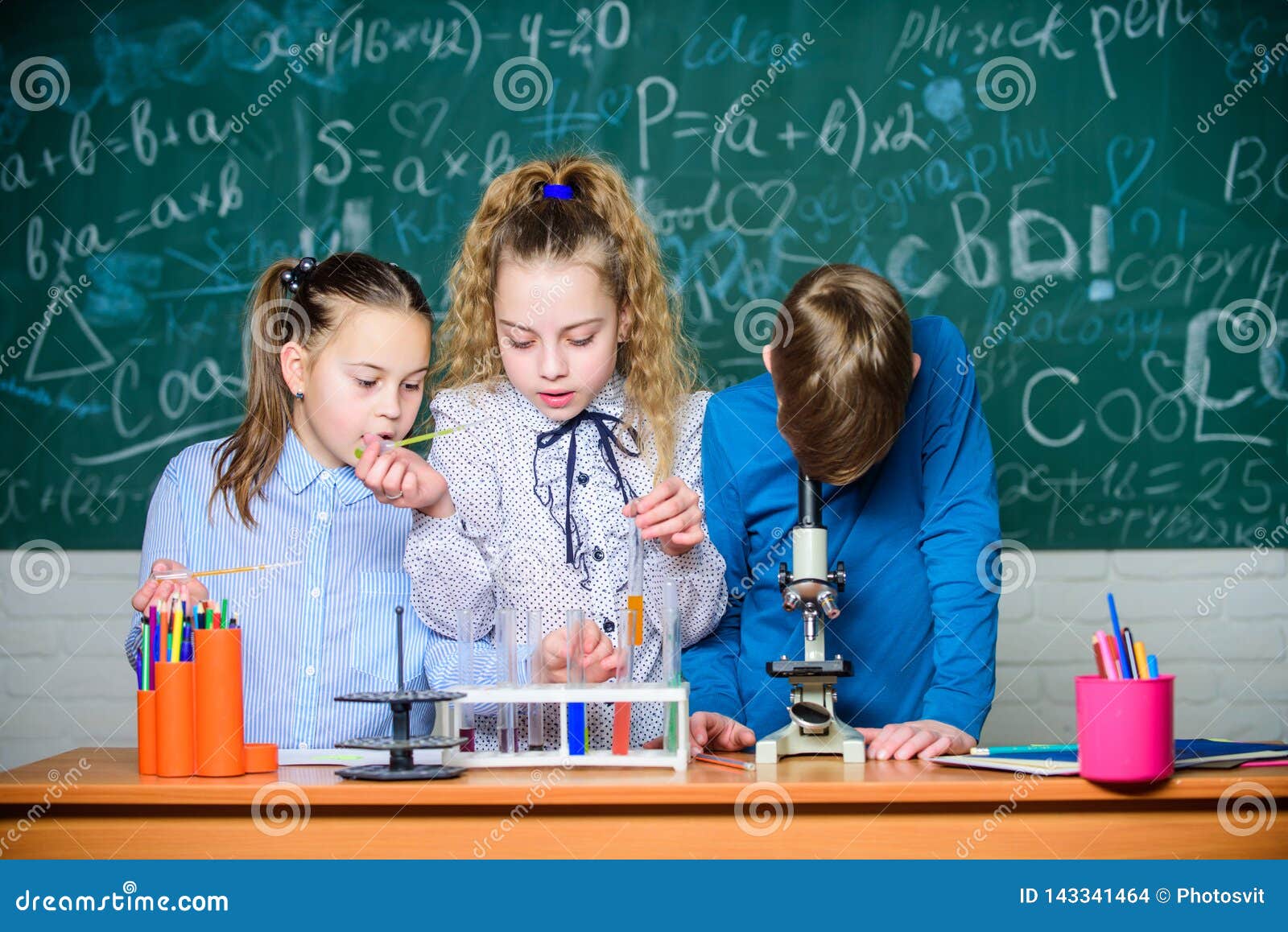 Na Co Można Iść Po Biol Chemie Het is Ongelooflijk Kleine Kinderen Bij Laboratorium Kleine Jonge