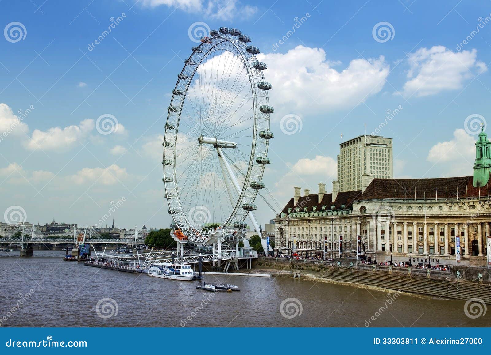 Het oog van Londen, 443 voet lang. LONDEN - Juli 17: Het oog van Londen op 17 Juli, 2013 in Londen, Engeland. Het oog van Londen is het grootste ferriswiel in Europa bij 443 voet lang