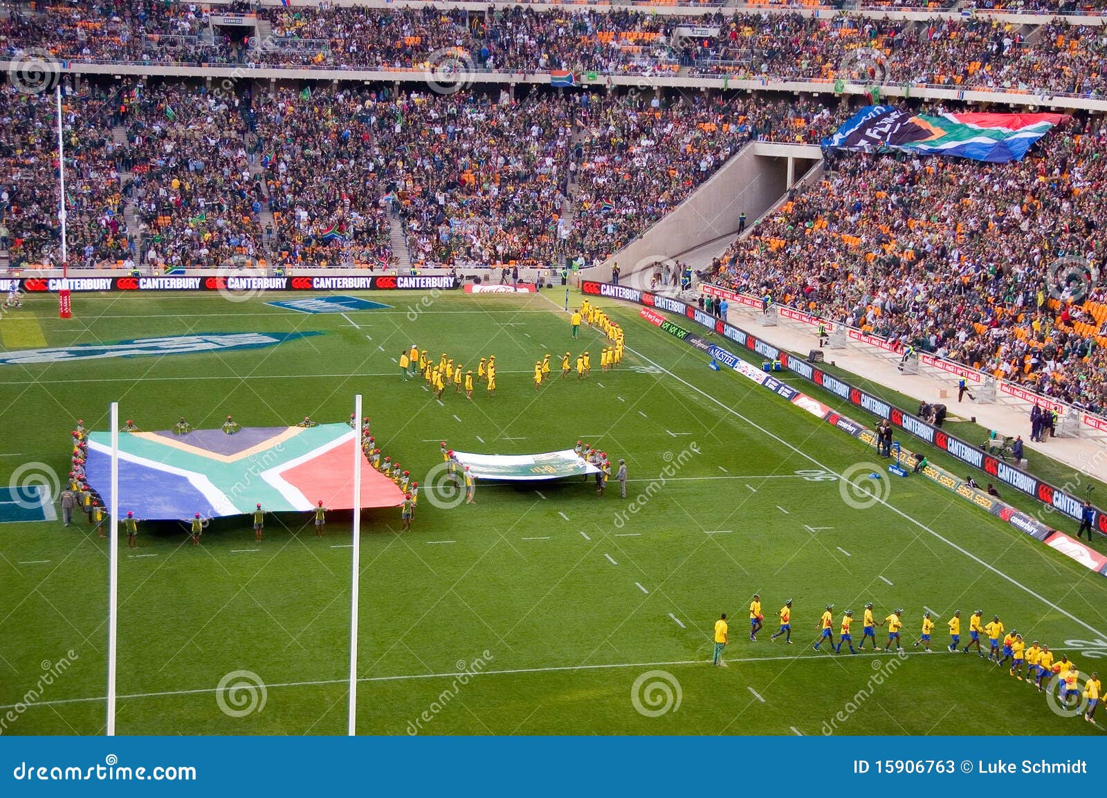 Het openen van Zuid-Afrika versus de Deken van Nieuw Zeeland. JOHANNESBURG, ZUID-AFRIKA - AUGUSTUS 21: Het openen van Zuid-Afrika versus de gelijke van het Rugby van Nieuw Zeeland bij het stadion FNB op 21 Augustus, 2010. Nieuw Zeeland sloeg Zuid-Afrika door 29 punten aan 22.