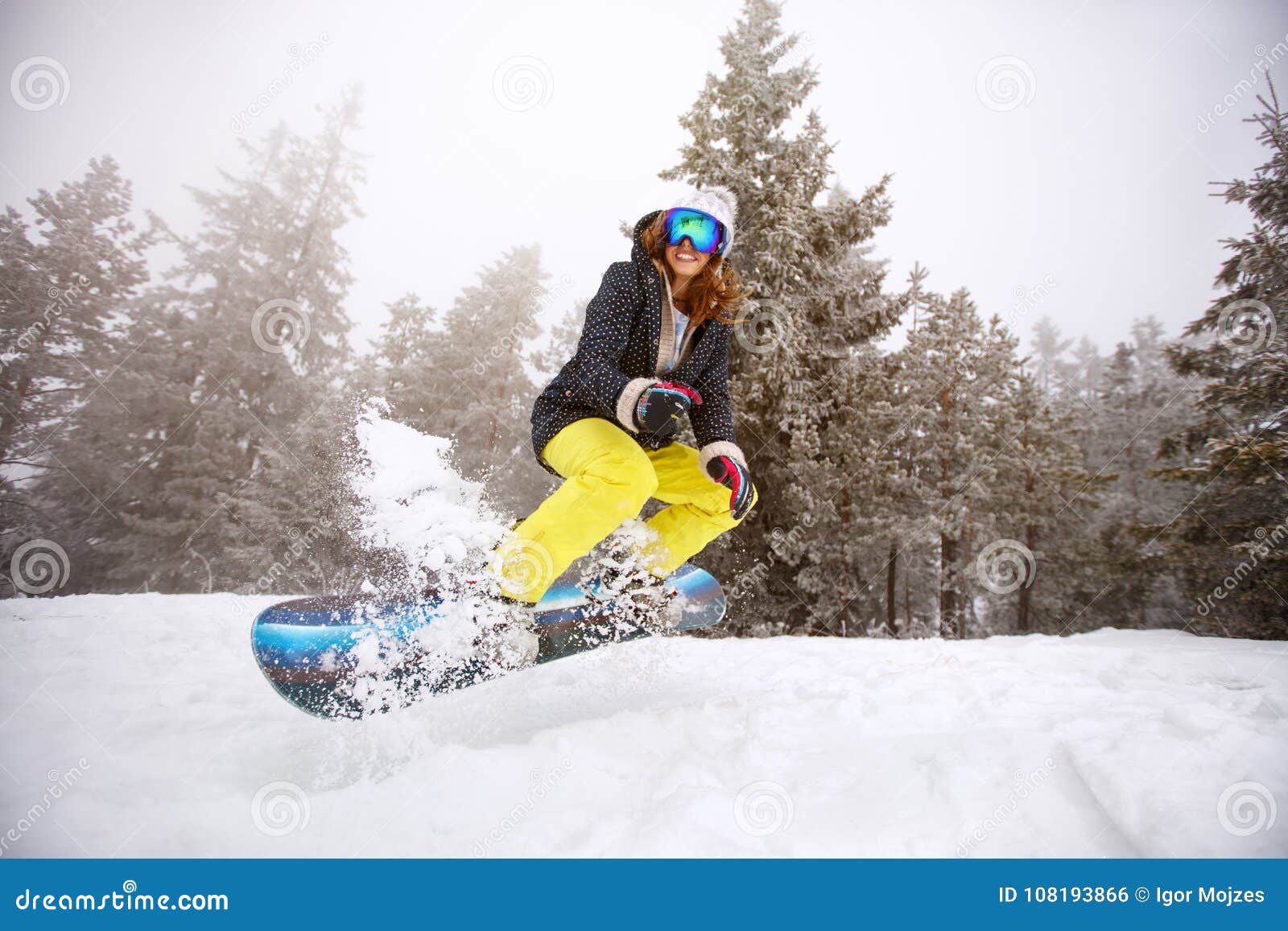 Het Opgeleide Vrouw Snowboarding Stock Foto Image of apparatuur, bril