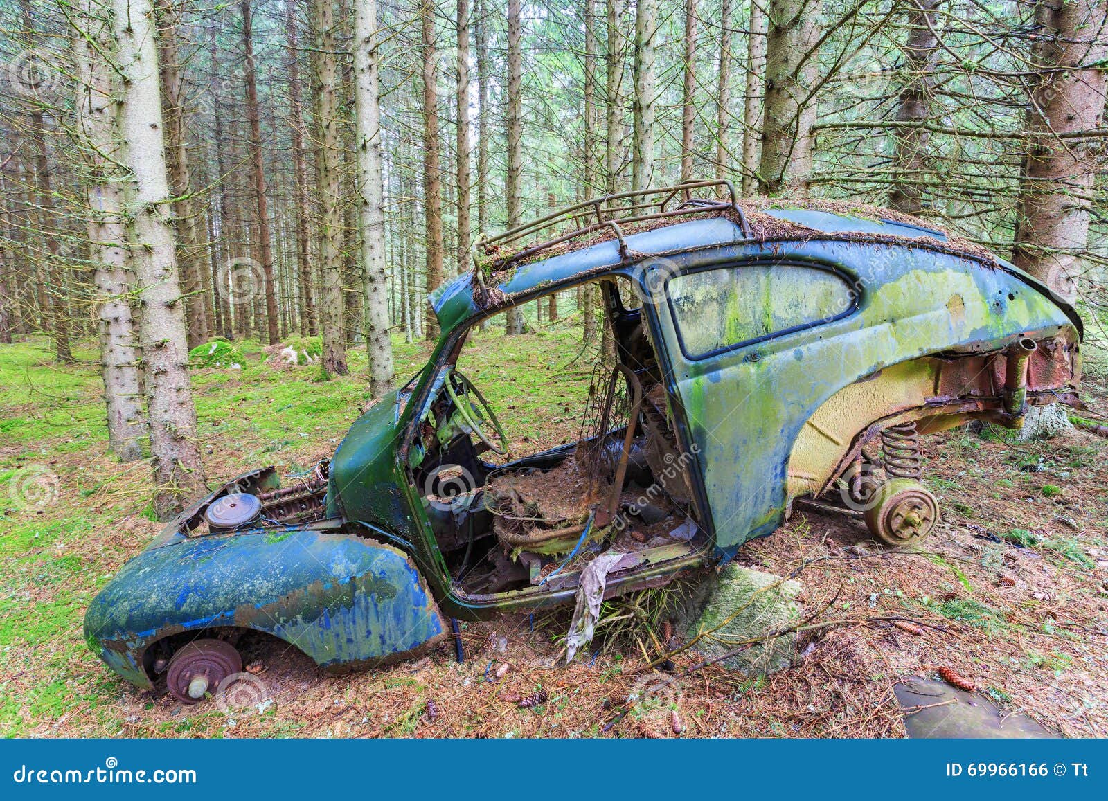 Het oude Wrak van de Auto. Oud autowrak die zich in het bos bevinden