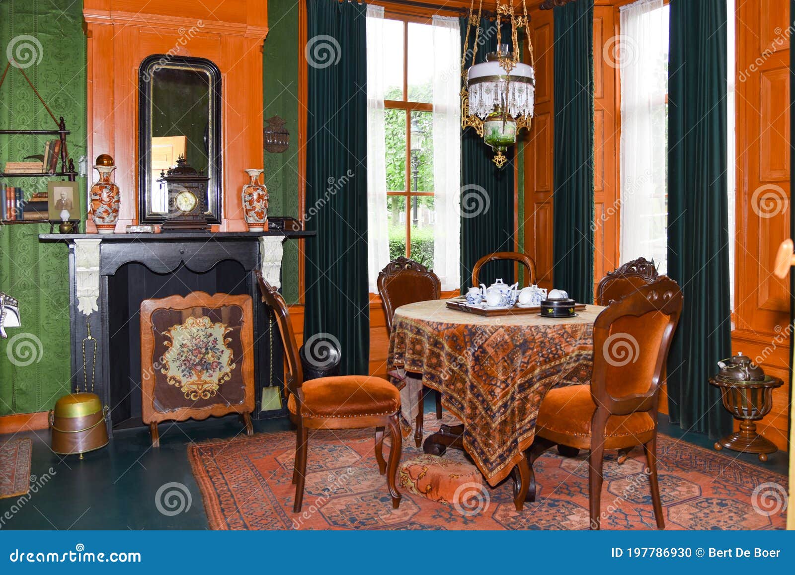 draadloos Champagne Laan Het Ouderwetse Interieur Van Een Nederlandse Woonkamer Redactionele Afbeelding - Image of gevormd, nederland: 197786930 draadloos Champagne Laan Het Ouderwetse Interieur Van Een Nederlandse Woonkamer Redactionele Afbeelding - Image of gevormd, nederland: 197786930