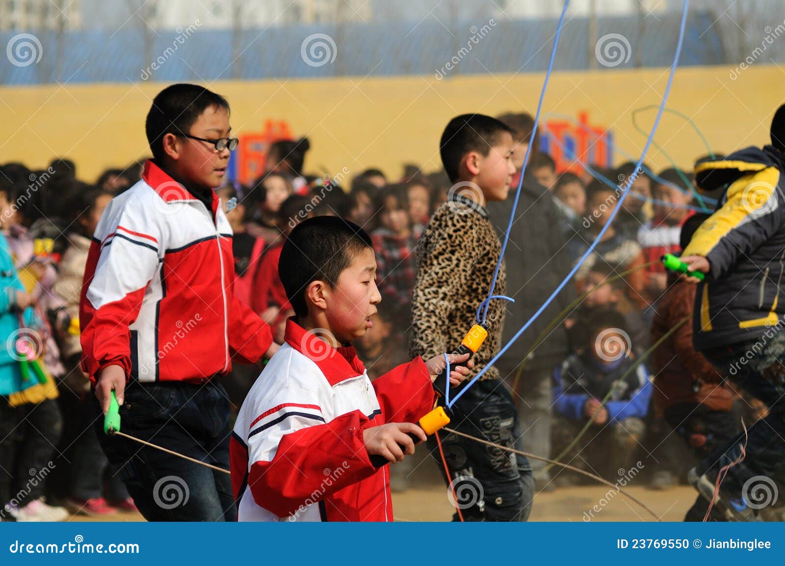 Het Overslaan van de kabel Concurrentie. De school hield een overslaand spel. Het beeld toont de het overslaan rasscène, de atleten in de woeste concurrentie. De Stad van Xingtai, Hebei Provincie, China, 9 Maart, 2012.