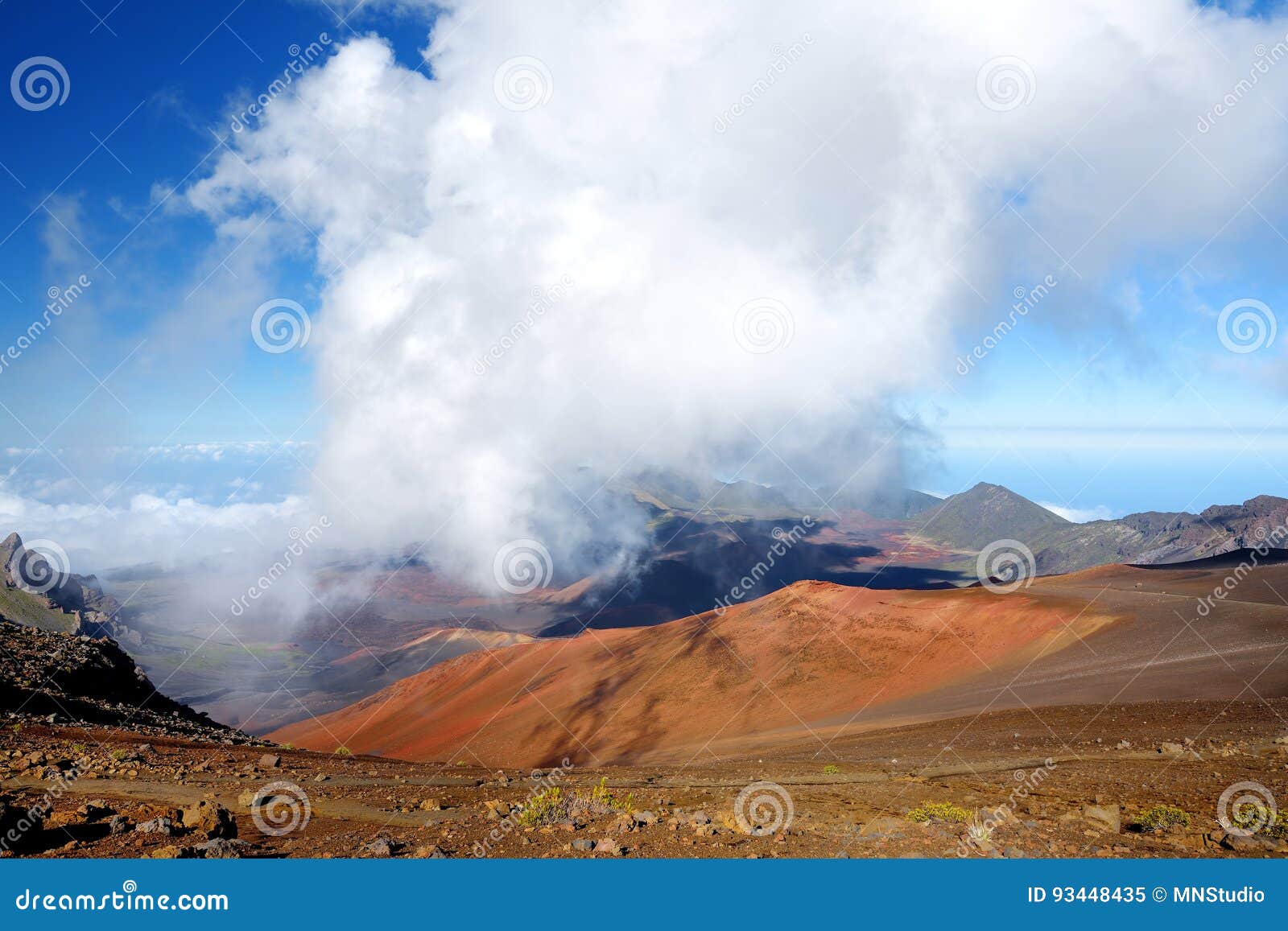 Het overweldigende die landschap van Haleakala-vulkaankrater van het Glijdende Zand wordt gezien sleept, Maui, Hawaï. Overweldigend die landschap van Haleakala-vulkaankrater van de Glijdende Zandsleep wordt gezien Mooie mening van de kratervloer en de sintel hieronder kegels Zij worden altijd gevuld met de voertuigen van de bezoeker