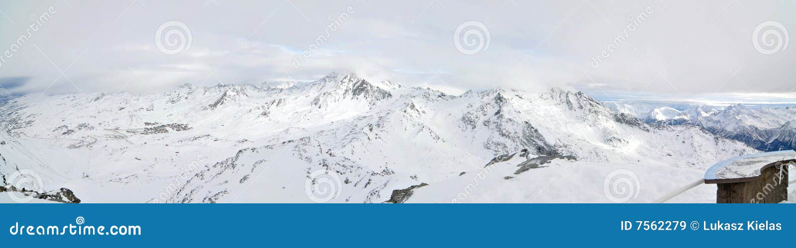 Het Panorama van de Winter van alpen. Het Franse Panorama van de Winter van Alpen dat tijdens mistige dag wordt genomen