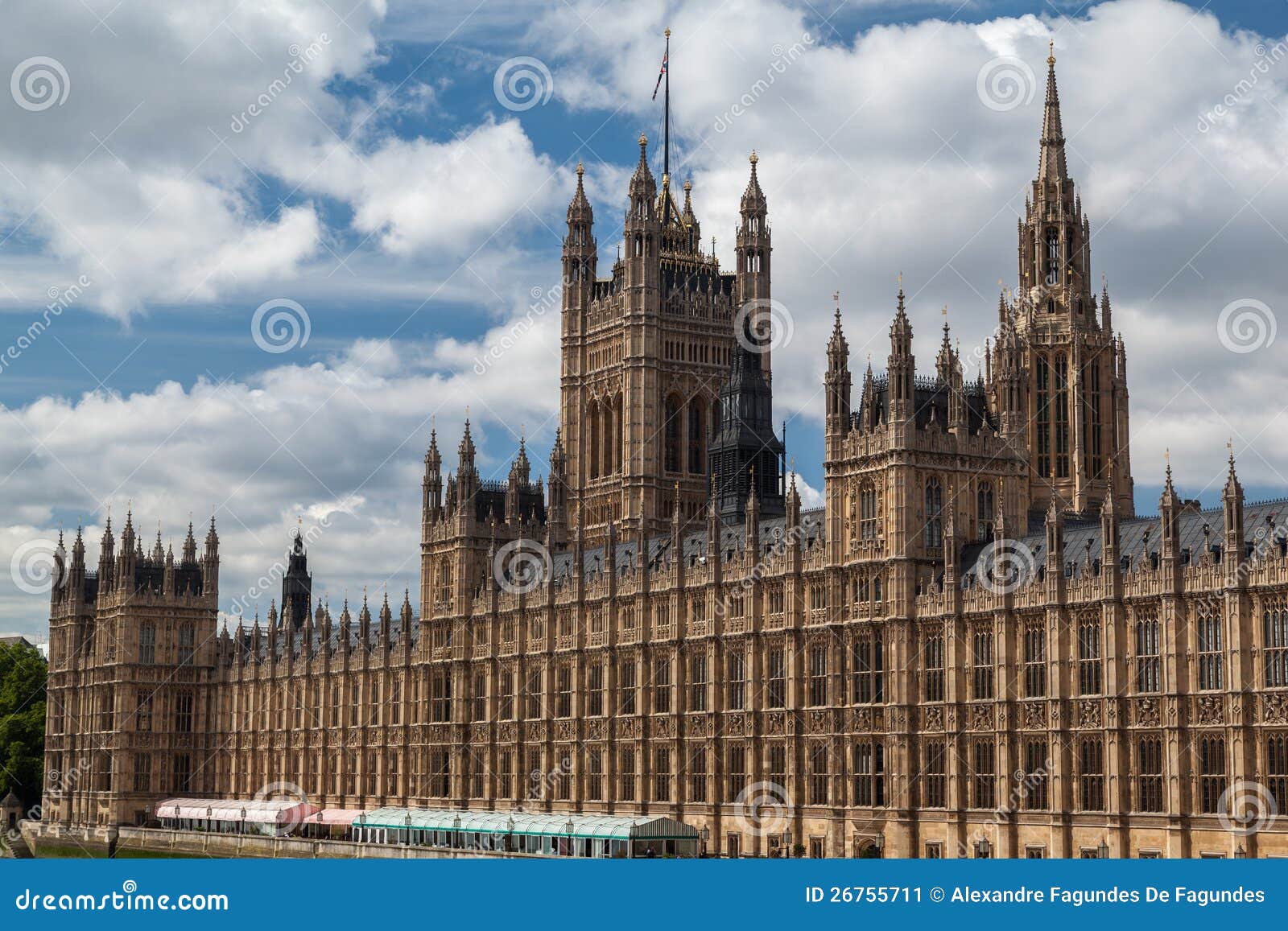 Het Parlement dat Engeland bouwt. Het Parlementsgebouw en bij de kust van de rivier van Theems, Londen, Engeland.