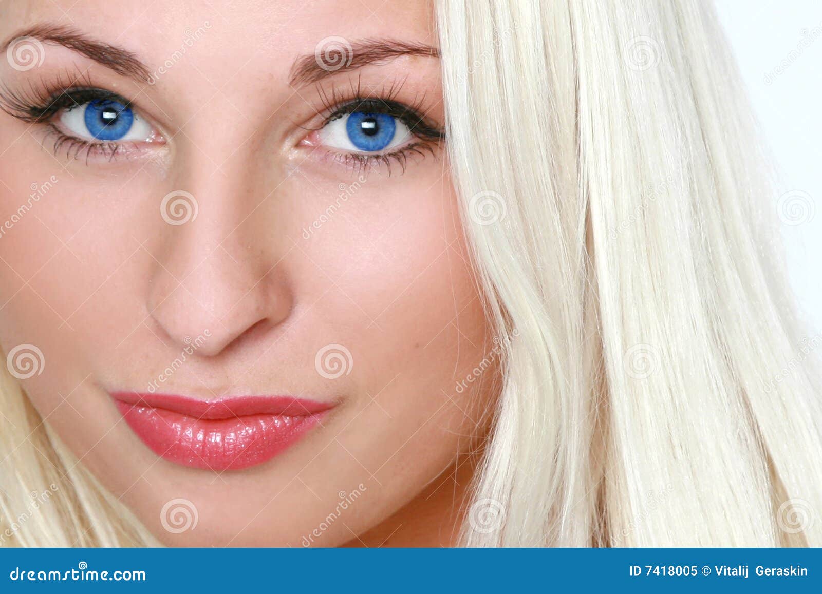 Het Portret Van De Close Up Van Een Mooie Blauw Eyed Blonde Stock Afbeelding Image Of Elegant 