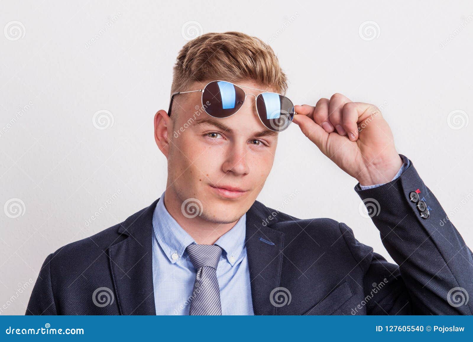 Het Portret Van Een Zekere Jonge Mens Met Zonnebril in Een Studio, Het ...