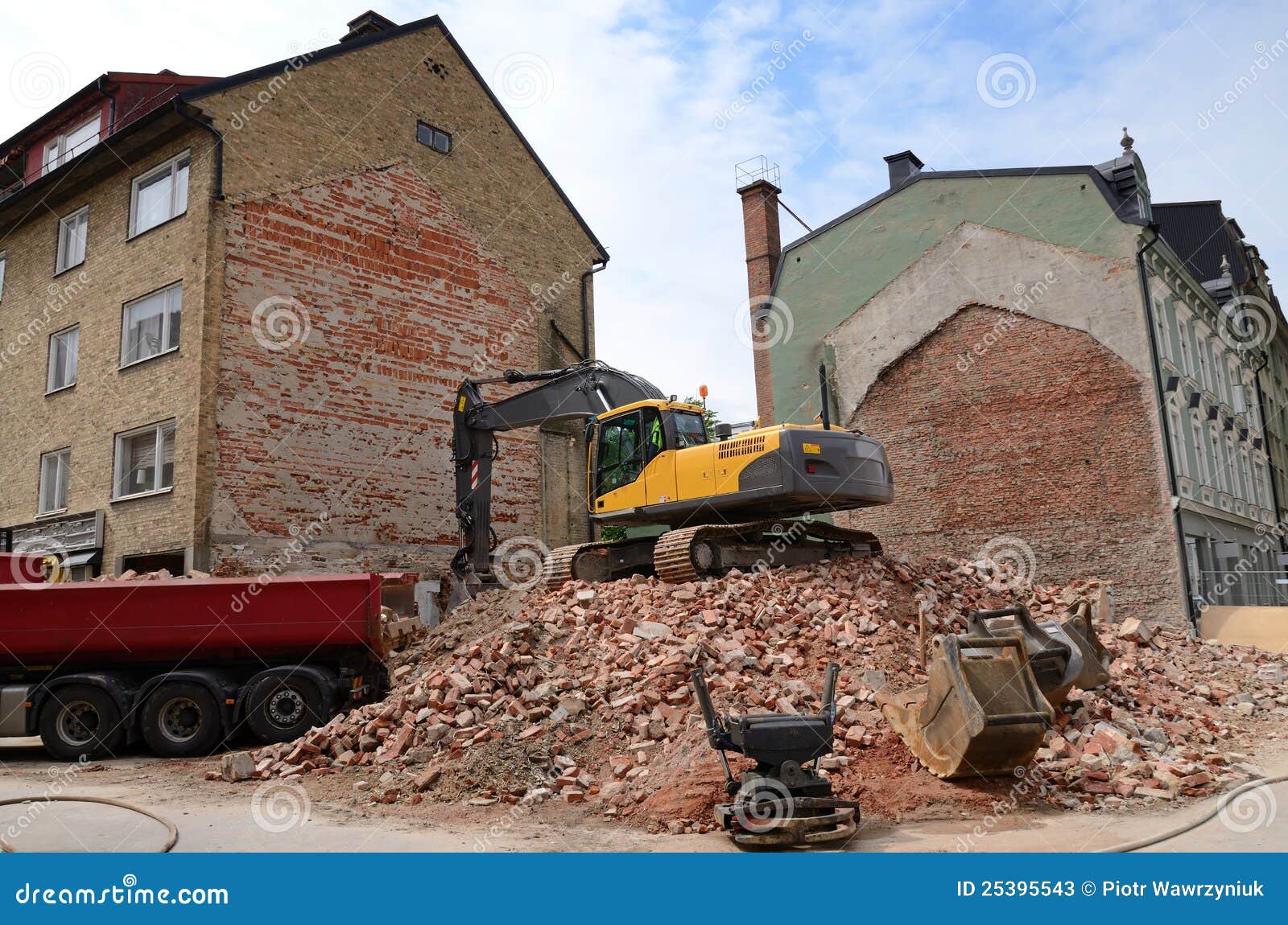 Het proces van de de bouwvernieling van de stad. Vernieling van oud stadshuis in stad Karlskrona