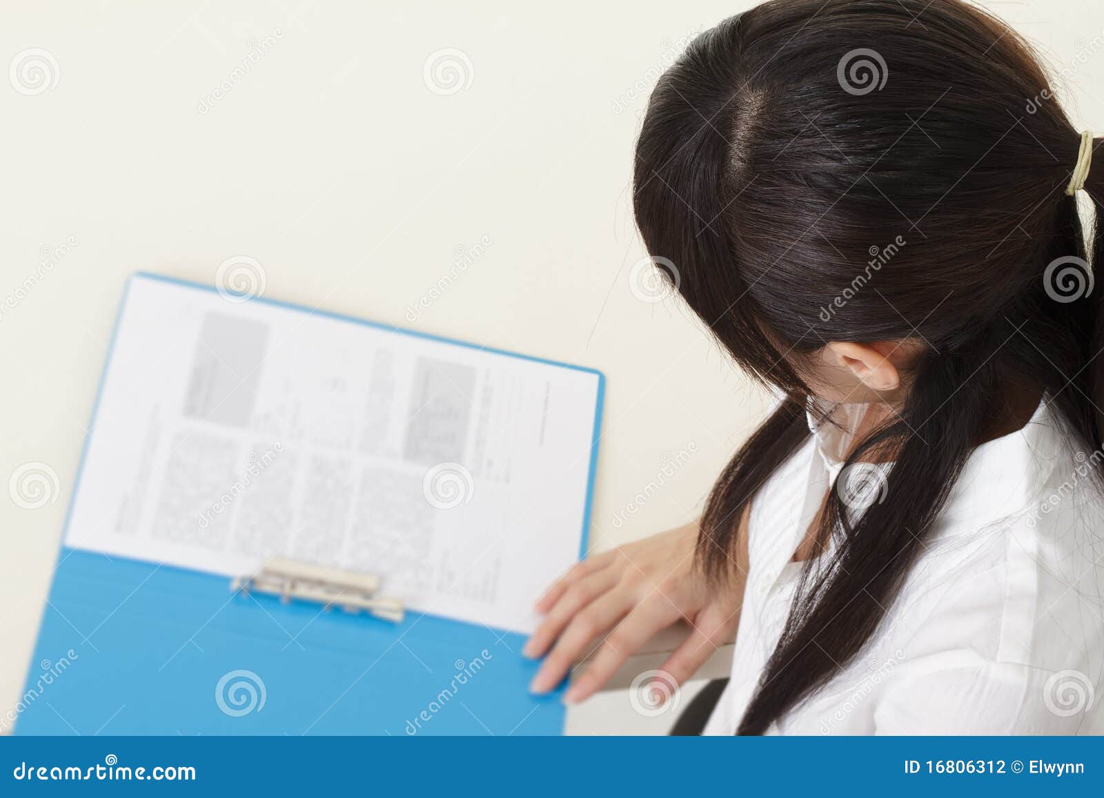 Het Rapport Van De Bedrijfsvrouwenlezing Stock Foto  Image of