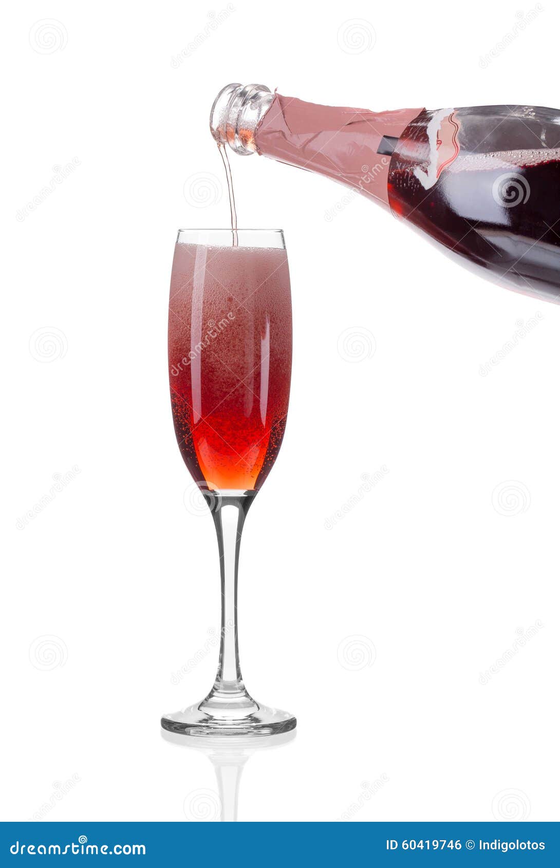 Ochtend Haast je meloen Het Rode Champagne Gieten in Een Glas Stock Foto - Image of plons,  geïsoleerd: 60419746