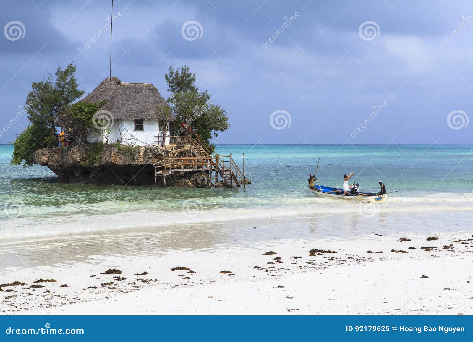 Het Rotsrestaurant Op Het Eiland Van Zanzibar Redactionele Afbeelding