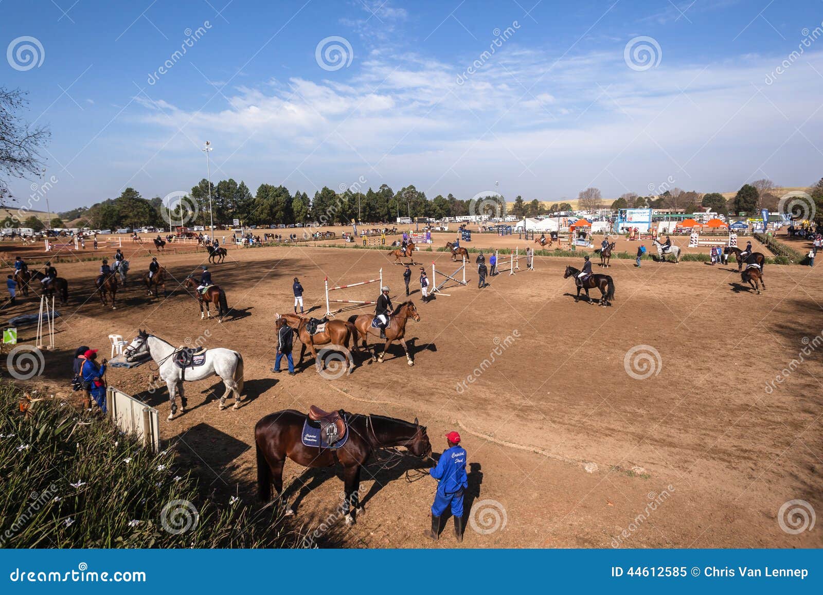 Het ruiterpaard toont het Springen. Paard die de Ruiterscènes van de de praktijkgrond van het Ingezetenenkampioenschap en close-upactie van ruitersmannen vrouw springen in Shongweni Hillcrest buiten 10de Augustus 2014 van Durban Zuid-Afrika