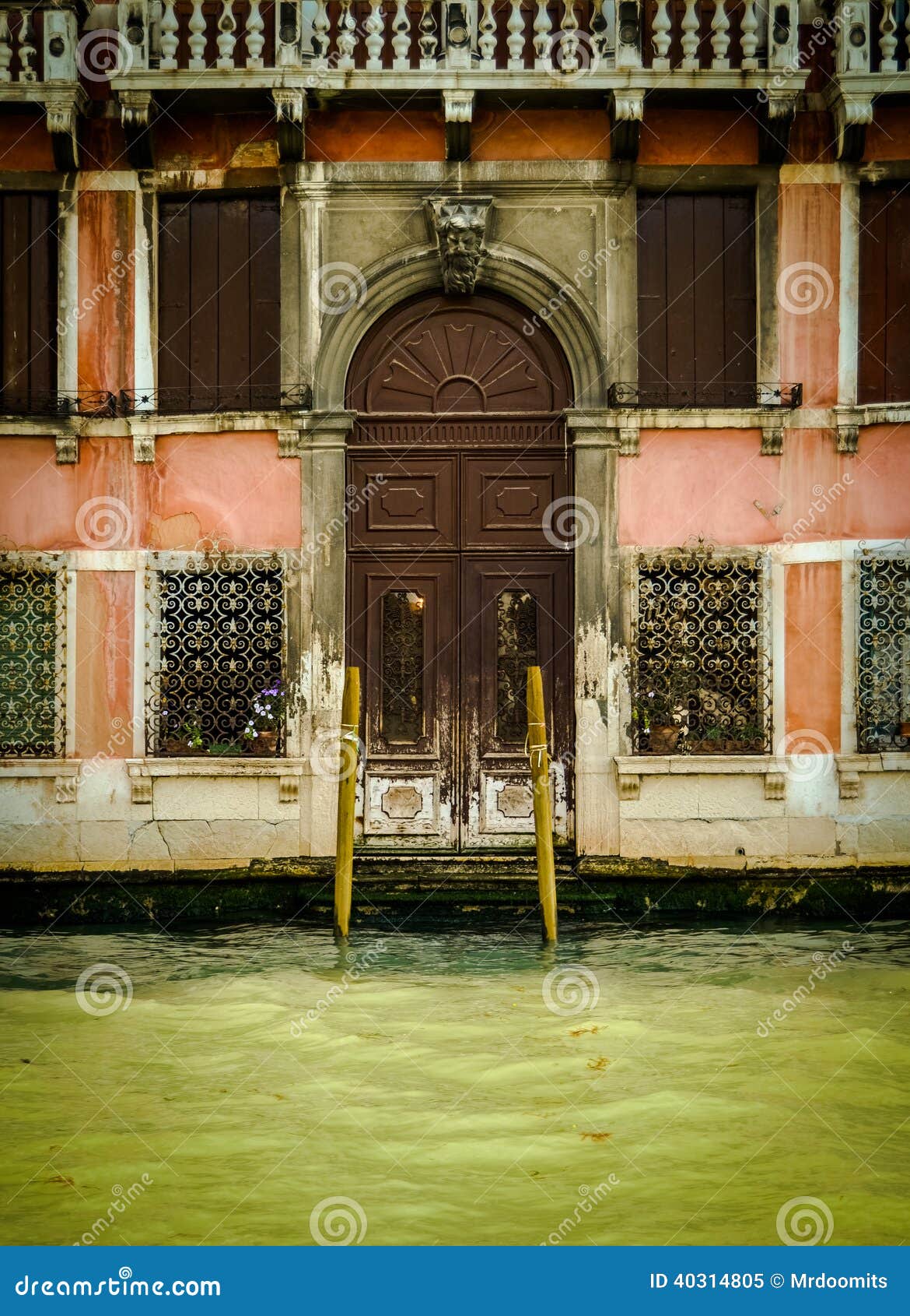 Het rustieke Huis van Venetië. Retro Gestileerd Detail van een Rustiek Huis aan de Kant van Grand Canal in Venetië Italië