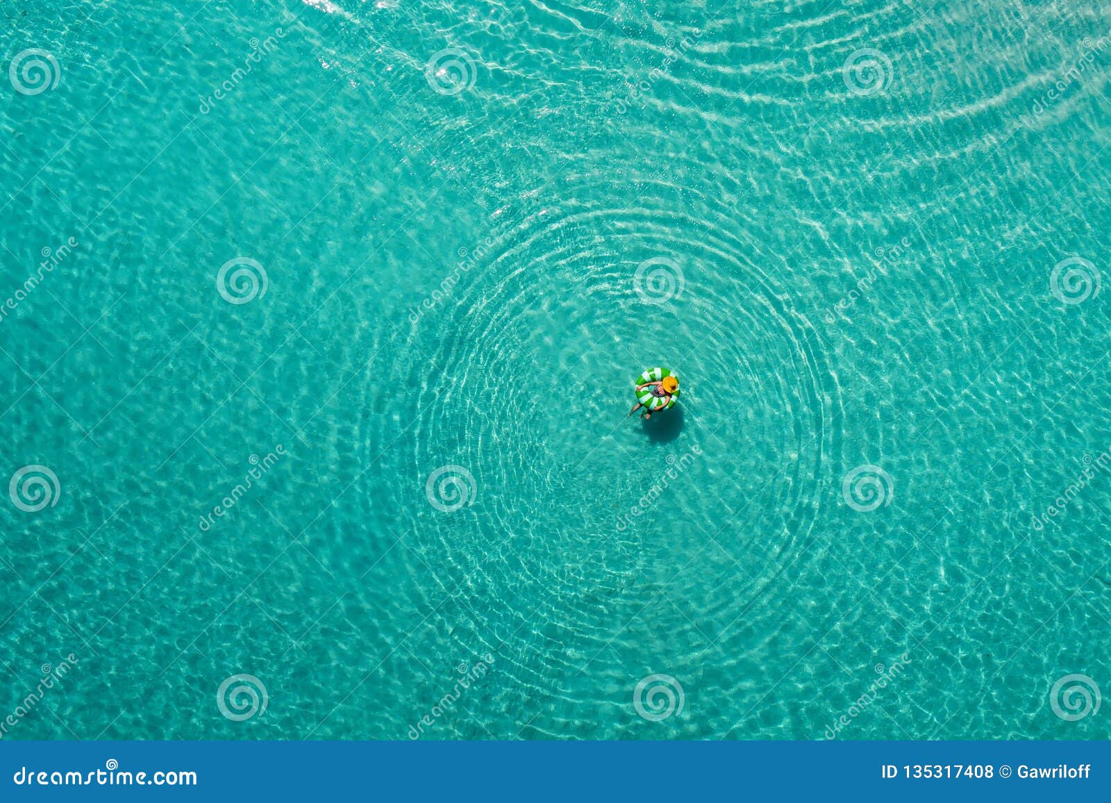 Het Satellietbeeld Van Het Slanke Vrouw Zwemmen Op Zwemt 