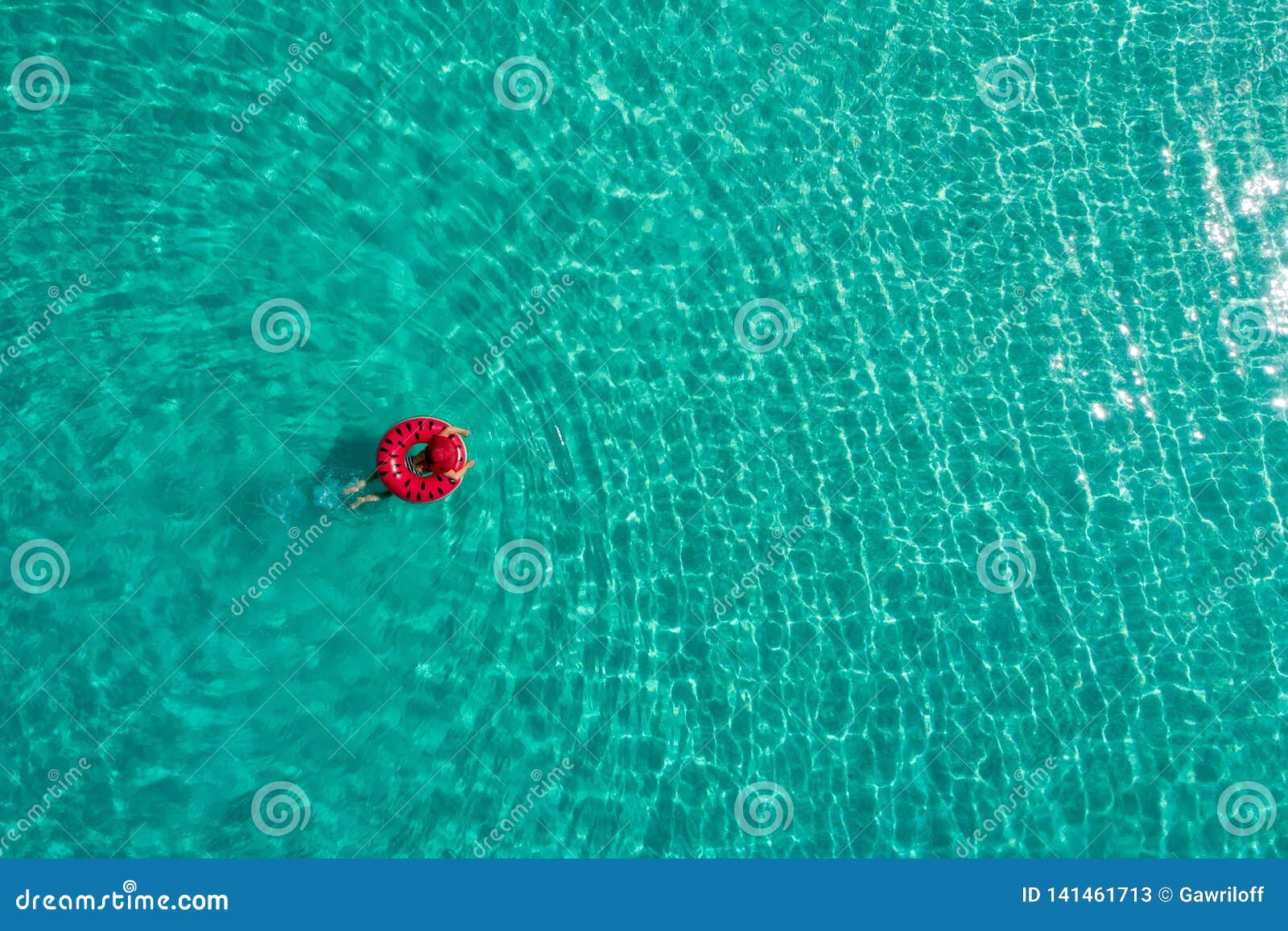 Het Satellietbeeld Van Het Slanke Vrouw Zwemmen Op Zwemt 