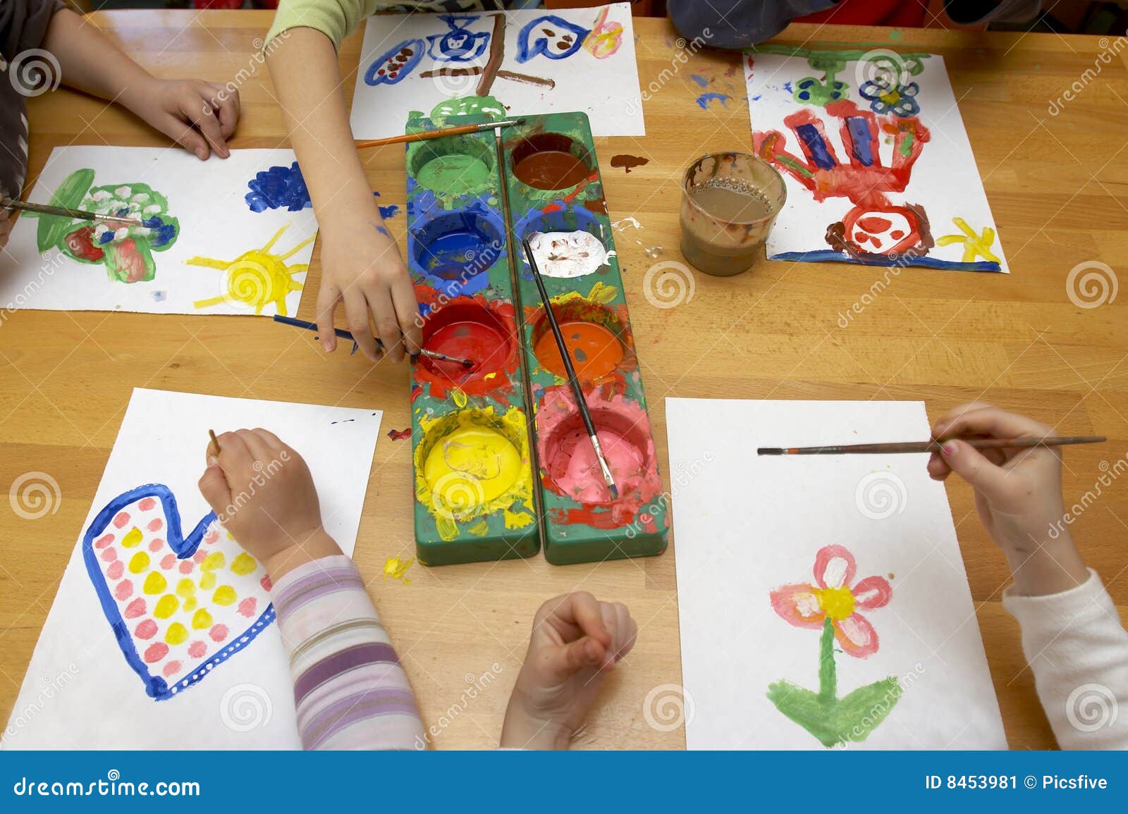 Mogelijk Acteur Heerlijk Het Schilderen Van Kinderen Stock Afbeelding - Image of bureau, kleurrijk:  8453981