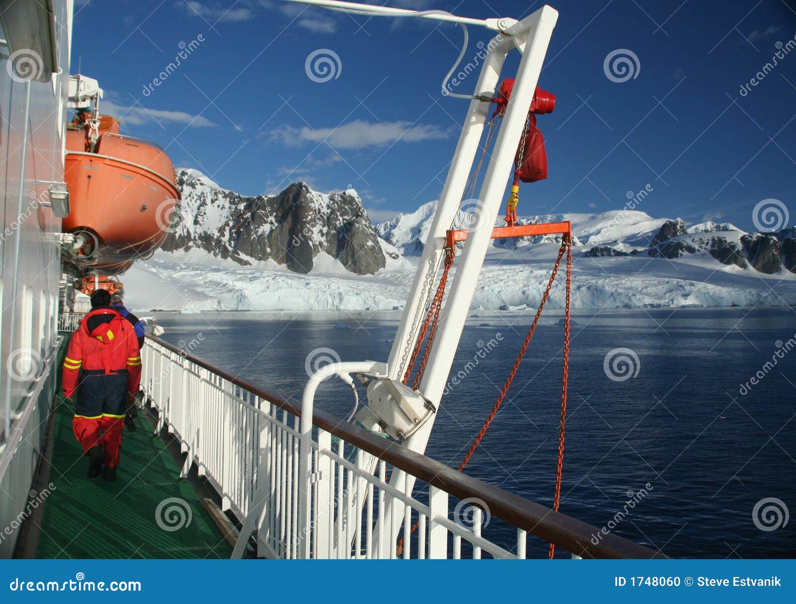 Het schip van de cruise, icebreaker, met reddingsboot, in kalme overzees, blauwe hemel, met bergen &amp; gletsjers, Lemaire Kanaal, Antarctica