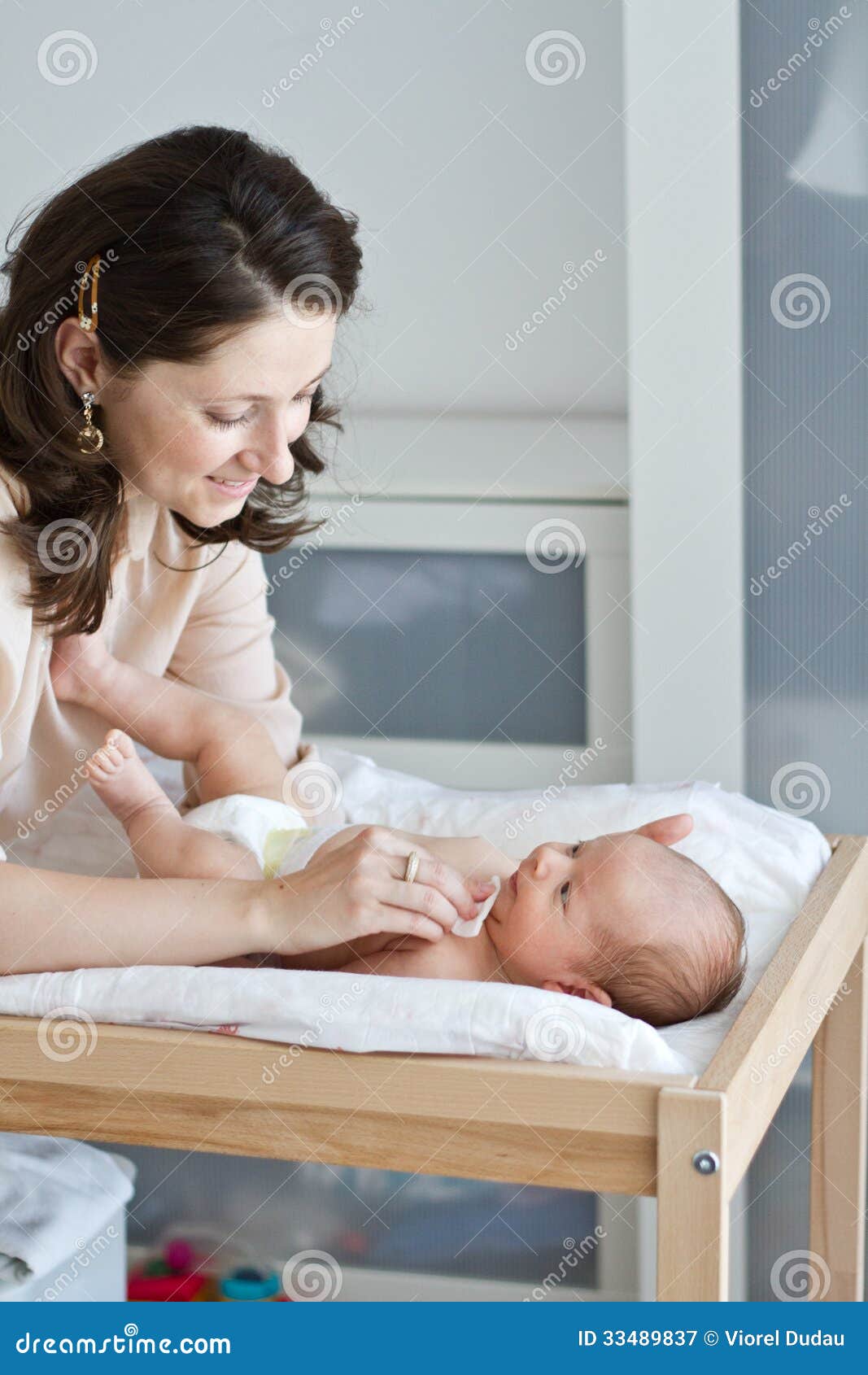 Het Schoonmaken Van De Baby Stock Afbeelding Image of toewijding