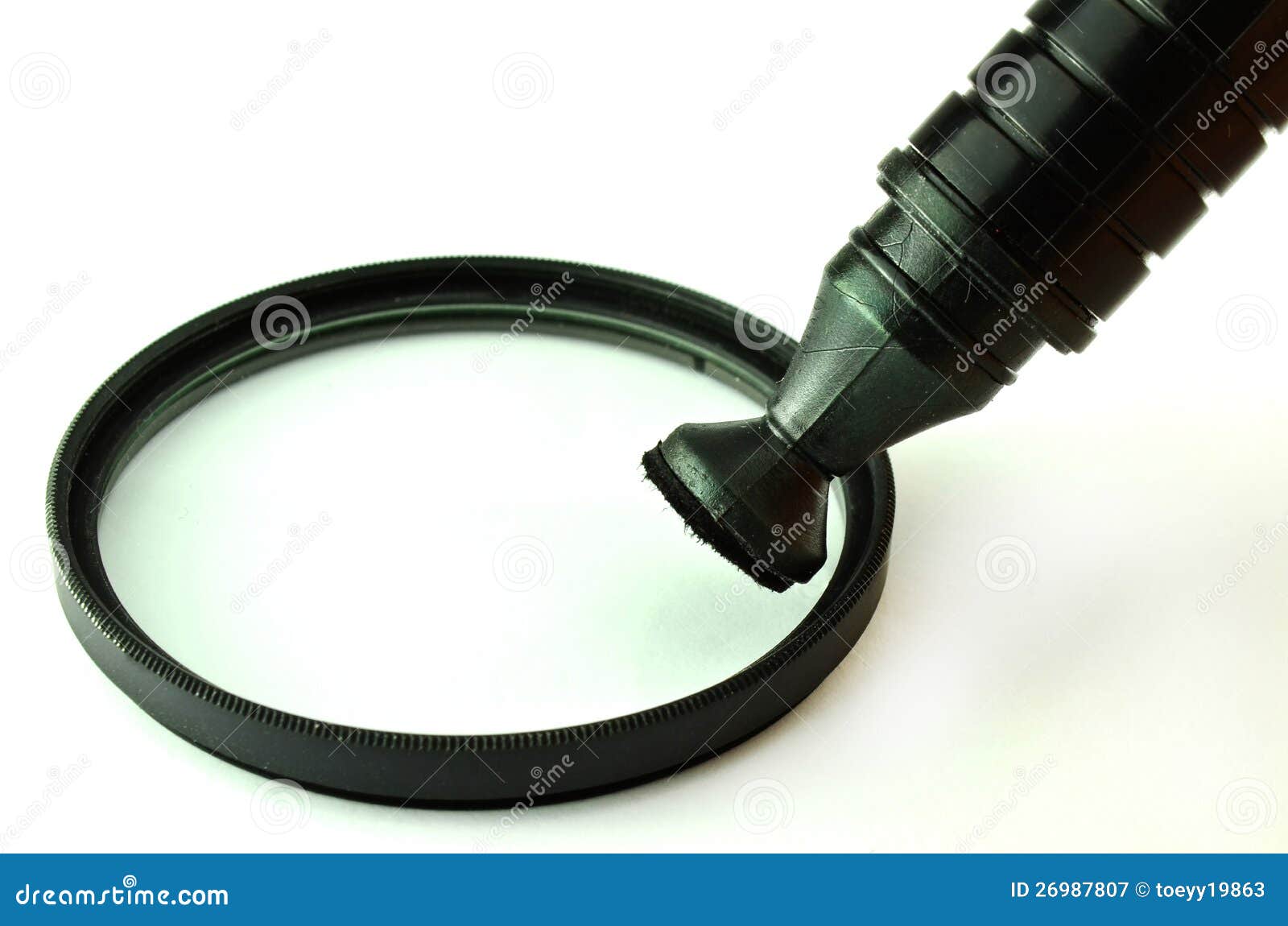 Het Schoonmaken Van Een Filter Van Camera Met Een Hulpmiddel, Stock Afbeelding Image of glas