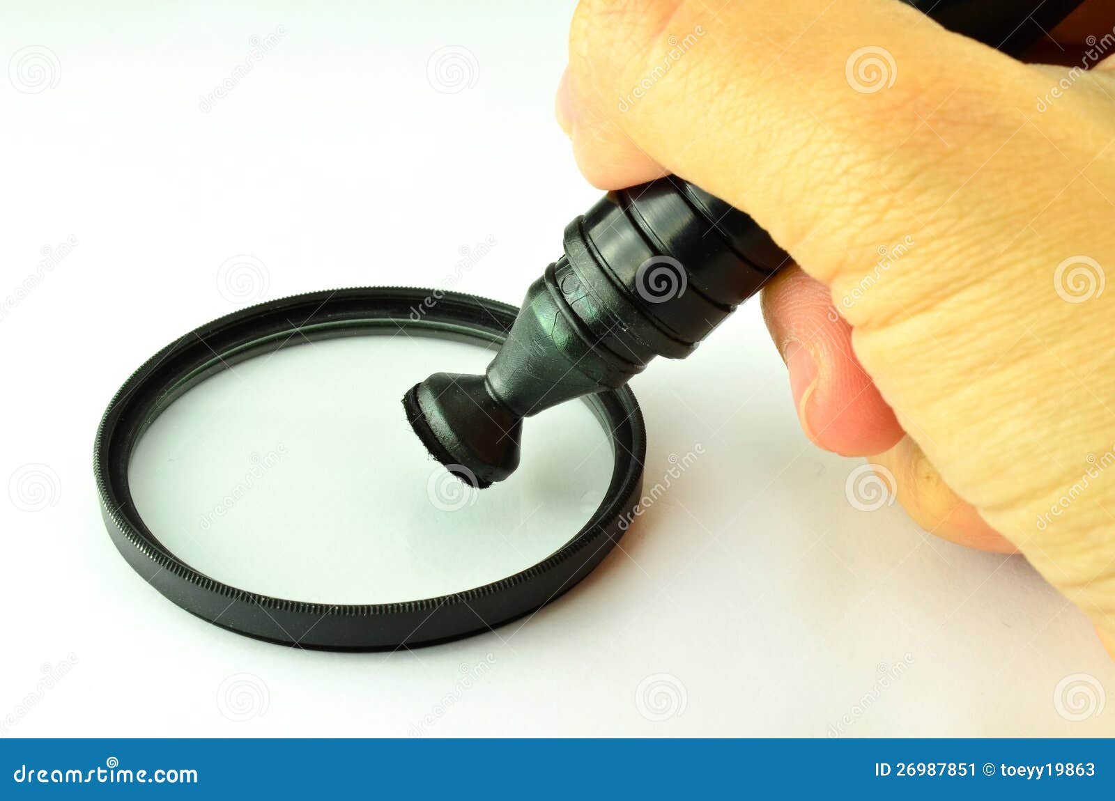 Het Schoonmaken Van Een Filter Van Camera Met Een Hulpmiddel, Stock Afbeelding Image of