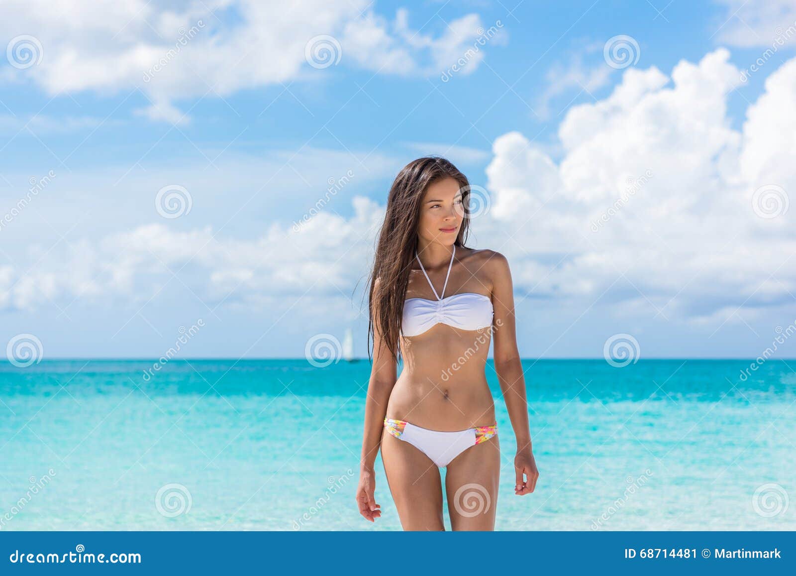 Het Sexy Aziatische Bikinivrouw Ontspannen Op Strand Stock Afbeelding