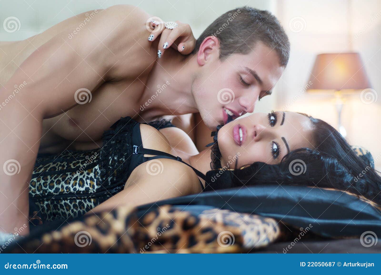 Hot romantisch koppel in bed